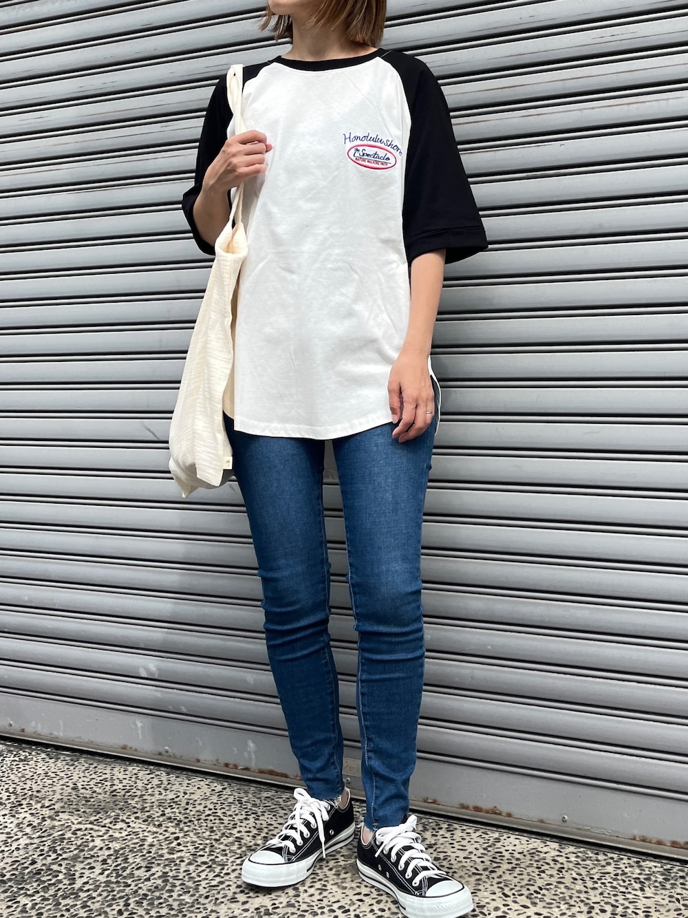 「プチプラ、夏コーデ、さらっと晴れやかスナップ、夏だ！Tシャツ着よう！、トートバッグ、スニーカー、デニム、ロゴT、バックプリント、スキニーデニム、コンバース、オールスター、ラグランTシャツ、大人カジュアル、パンツコーデ」｜「ANAPのハイウエストデニムスキニーパンツ（デニムパンツ、ブルー系）」を使った、Nakamuraさん（レディース・157cm）の夏コーディネートの1枚目の写真