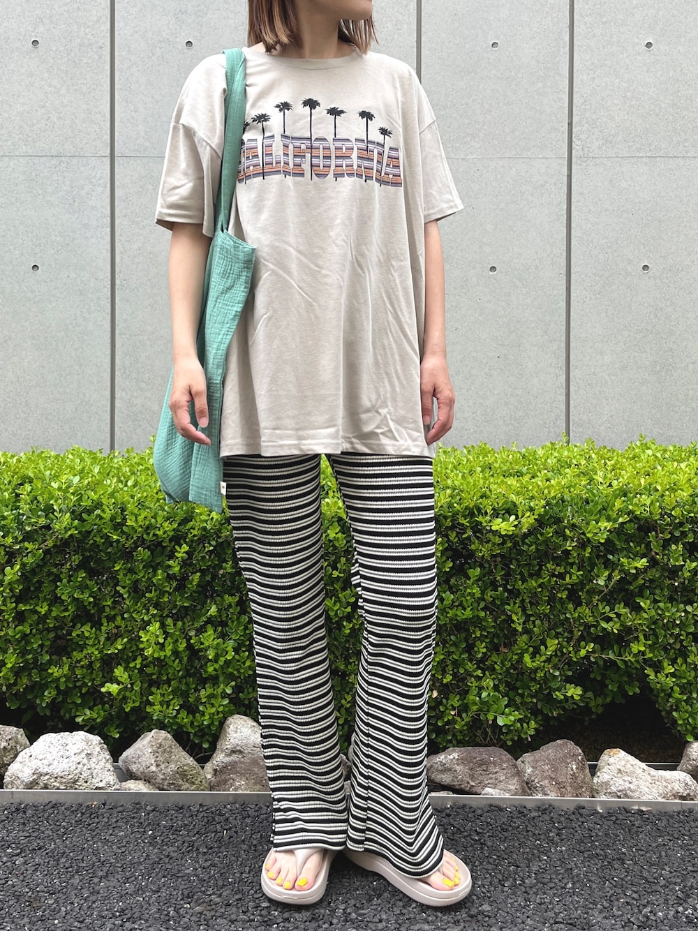 「夏コーデ、夏だ！Tシャツ着よう！、ボーダー、プチプラ、トートバッグ、サンダル、オトナカジュアル、ラクチンコーデ、ベージュ、ビッグシルエット、ボーダーパンツ、リラックススタイル、リラックスパンツ、ロゴT、カジュアル」｜「anap mimpiのCALIFORNIAボーダー パームツリー 半袖 ビッグTシャツ（Tシャツ/カットソー、ベージュ系）」を使った、Nakamuraさん（レディース・157cm）の夏コーディネートの1枚目の写真
