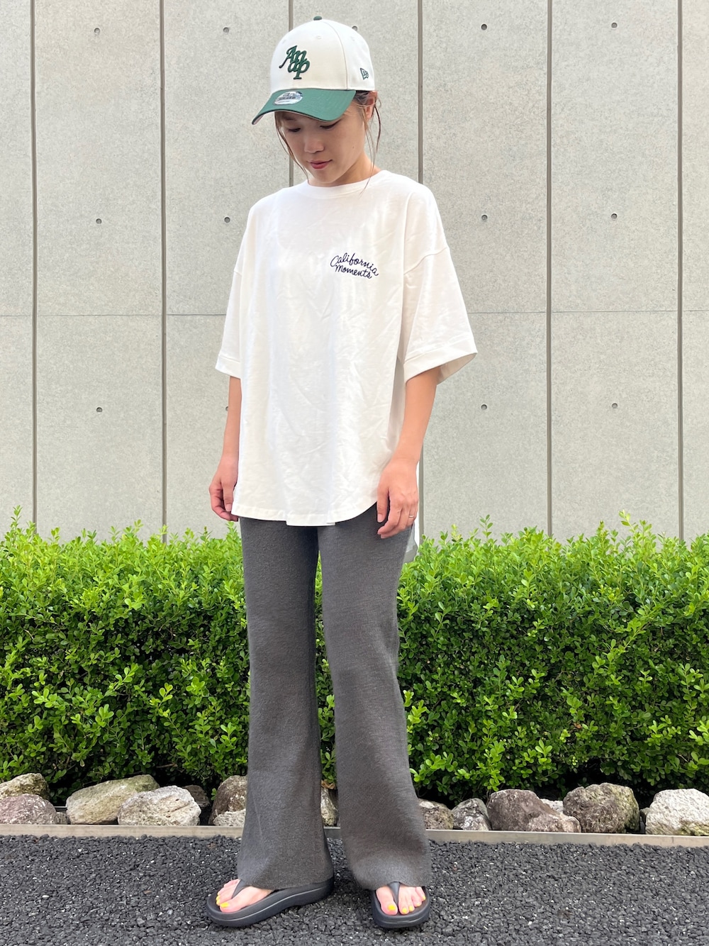 「休日スタイル、おしゃ見えテクニック、ロゴT、シンプル、白Tシャツ、サンダル、キャップ、ニューエラ、ビーサン、ニットパンツ、夏服、キャップ女子、大人カジュアル、ママコーデ、ラクチンコーデ」｜「anap mimpiのサーフ サークル刺繍 コットン ビッグ Tシャツ 半袖（Tシャツ/カットソー、ホワイト系）」を使った、Nakamuraさん（レディース・157cm）の夏コーディネートの1枚目の写真