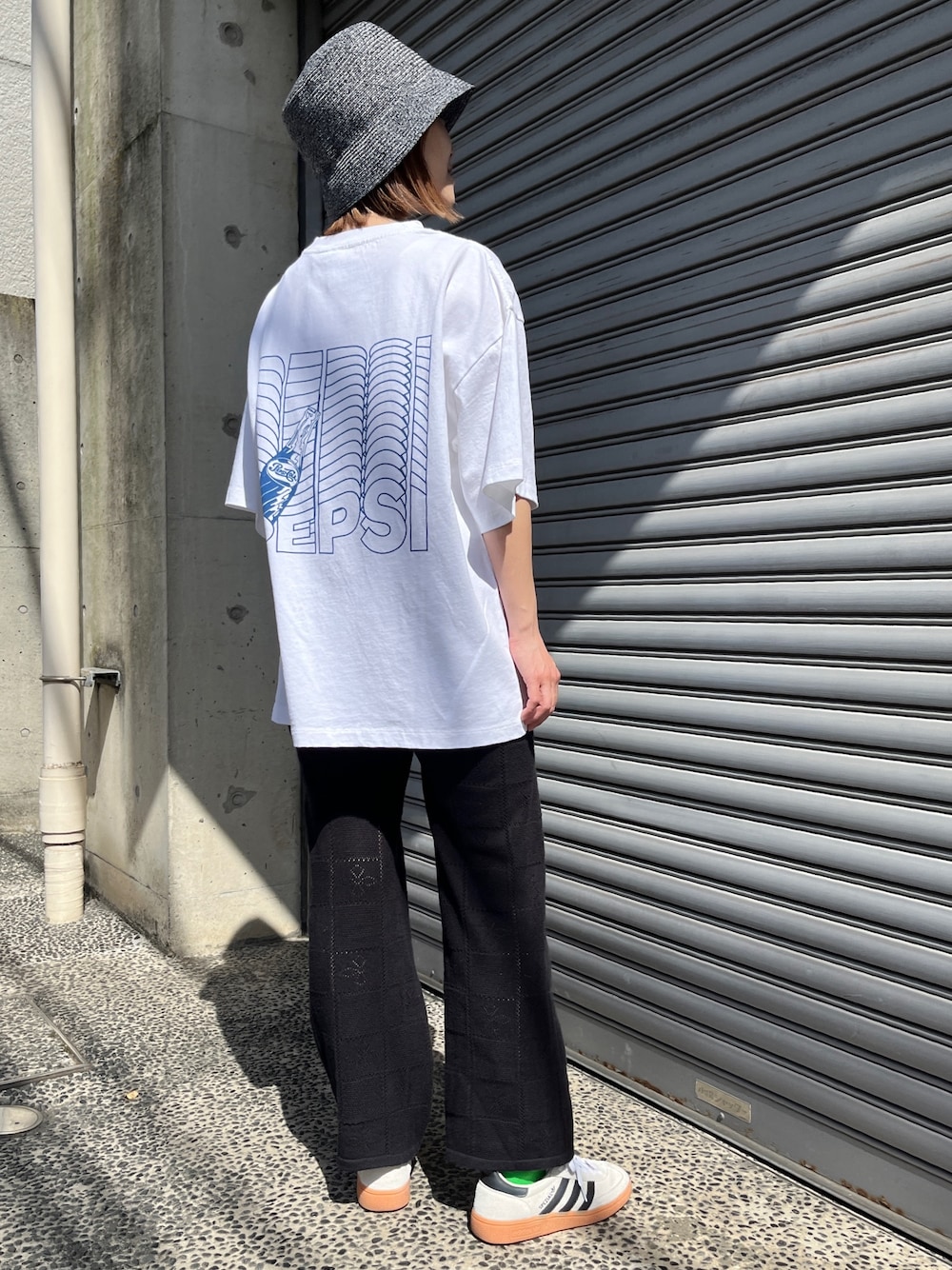 「Tシャツ、バックプリント、ロゴT、ハット、ニットパンツ、adidas spezial、カラーソックス、モノトーンコーデ、春コーデ、シンプルコーデ、バケットハット、スニーカー、楽ちんコーデ、ママコーデ、カジュアルスタイル」｜「adidasのアイテム（スニーカー、ホワイト系）」を使った、Nakamuraさん（レディース・157cm）の春コーディネートの1枚目の写真