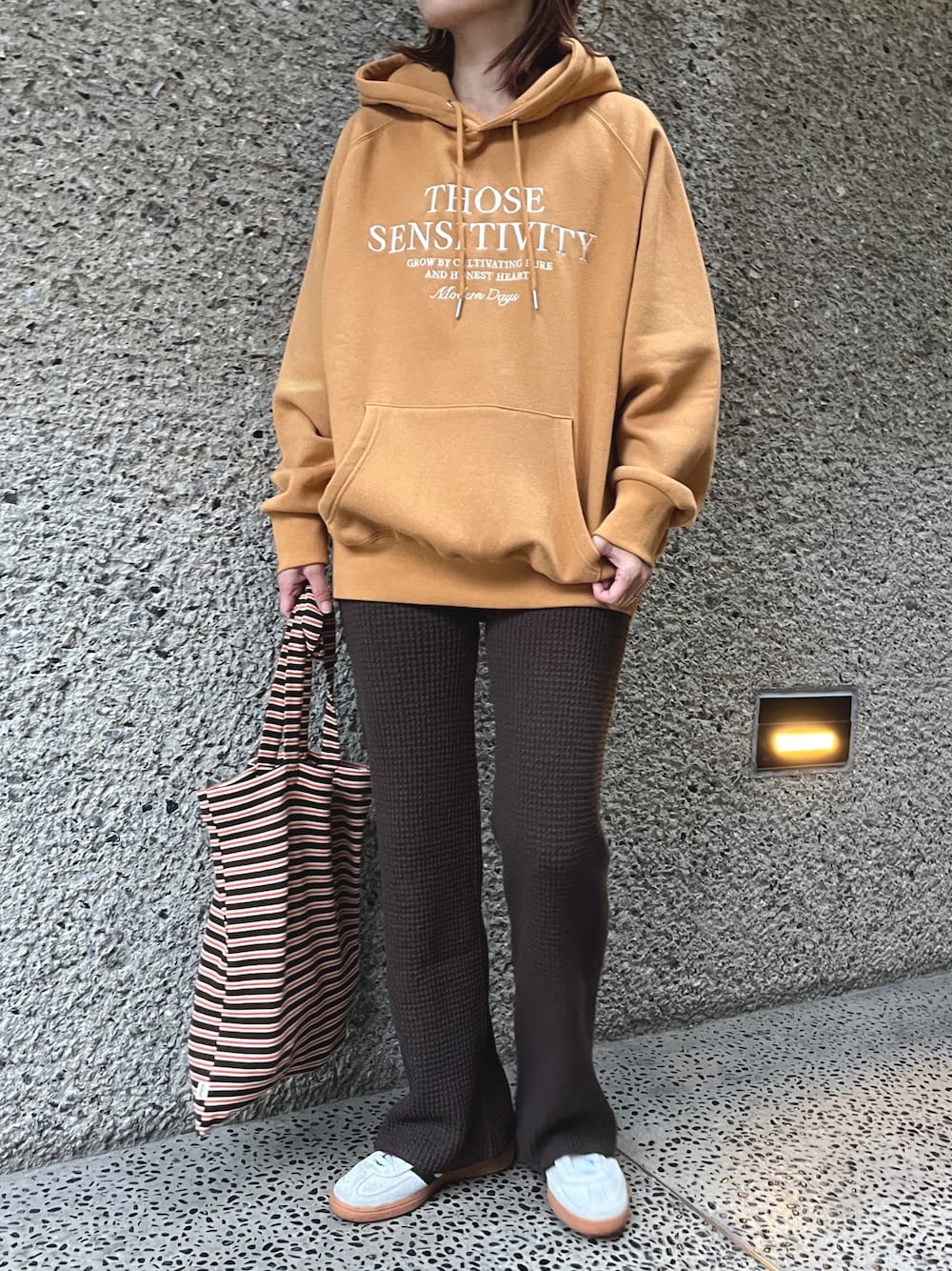 「冬コーデ、スウェット、裏起毛、ニットパンツ、マスタード、ブラウン、トートバッグ、adidas、adidas spezial、ワッフルパンツ、パーカー、ロゴスウェット、オトナカジュアル、秋冬コーデ、ラクチンコーデ」｜「ANAPのワッフル編みニットパンツ【セットアップ着用可】（その他パンツ、ブラウン系）」を使った、Nakamuraさん（レディース・157cm）の冬コーディネートの1枚目の写真