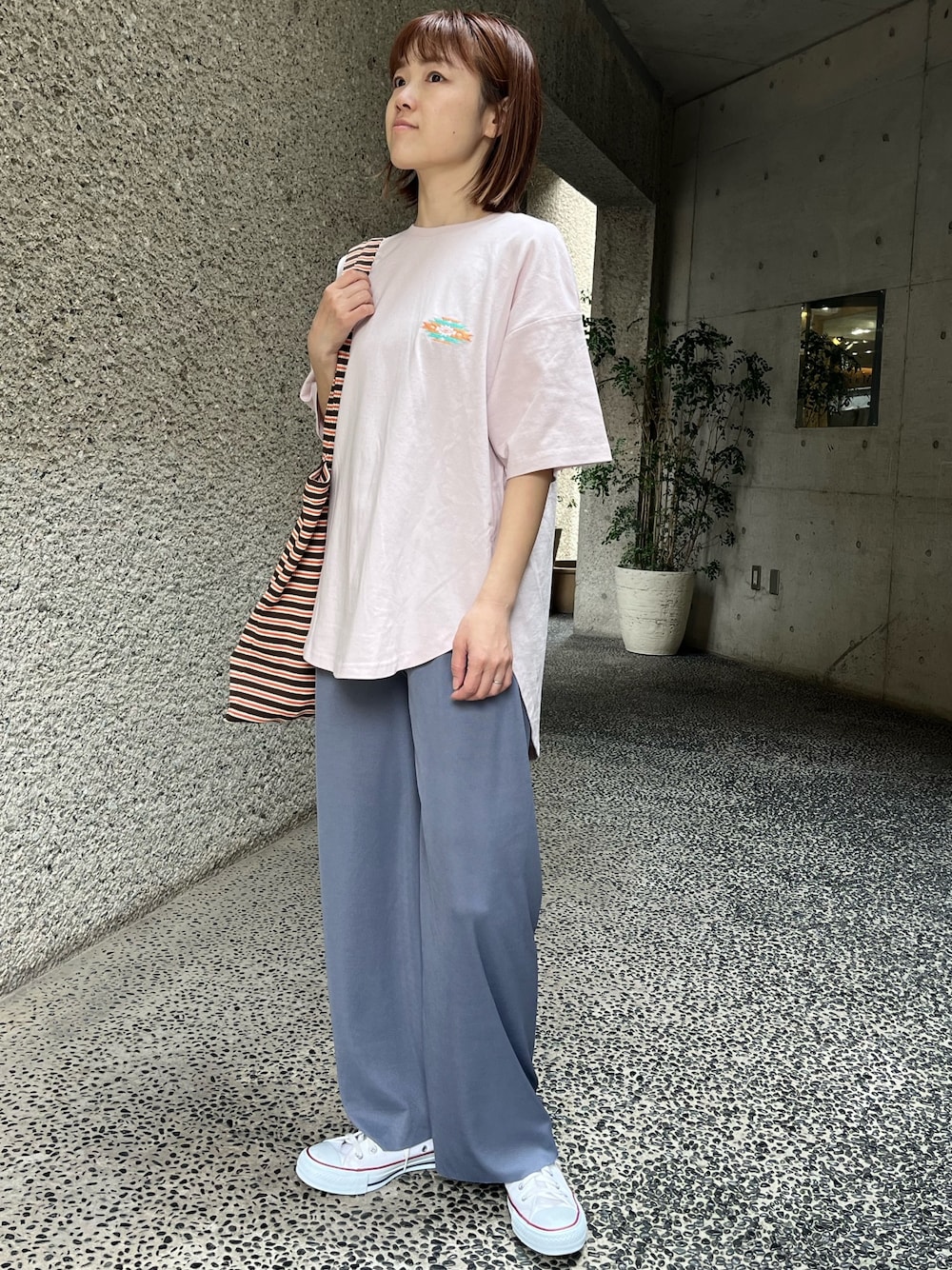 「トートバッグ、淡色コーデ、ゆるコーデ、ラクチンコーデ、ママコーデ、ピンクTシャツ、オルテガ、バックプリント、Tシャツ、春コーデ、春ファッション、春のNewスタイル、スニーカー、白スニーカー、コンバース」｜「CONVERSEのアイテム（スニーカー、ホワイト系）」を使った、Nakamuraさん（レディース・157cm）の春コーディネートの1枚目の写真