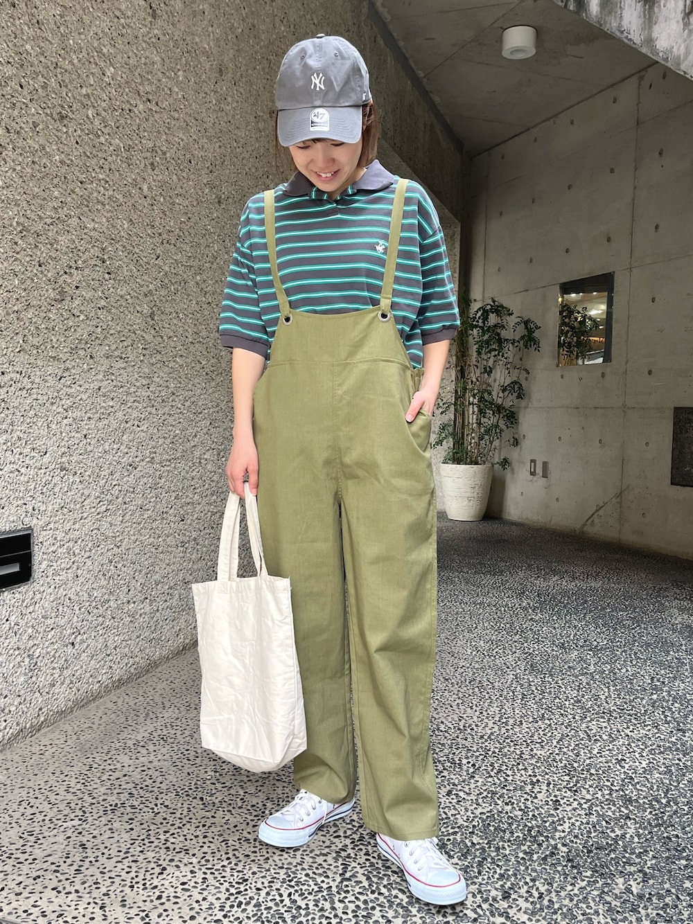 「休日スタイル、キャップ、トートバッグ、ストリート、ボーダー、プチプラ、スニーカー、サロペット、オールインワン、カジュアルコーデ、カーキ、オトナ女子、春服、大人カジュアル、ラクチンコーデ」｜「ANAPの47CLEAN UPキャップ（キャップ、ブラック系）」を使った、Nakamuraさん（レディース・157cm）の春コーディネートの1枚目の写真