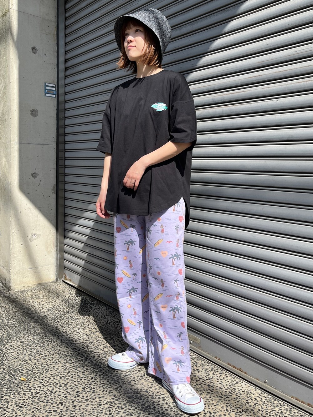 「リラックススタイル、リラックスパンツ、アロハ柄、パープル、オルテガ、バックプリント、Tシャツ、ハット、スニーカー、コンバース、春夏コーデ、楽チンコーデ、ゆるコーデ、リラックスコーデ、カジュアルコーデ」｜「anap mimpiのオルテガ 刺繍 コットン ビッグ Tシャツ（Tシャツ/カットソー、ブラック系）」を使った、Nakamuraさん（レディース・157cm）の春コーディネートの1枚目の写真
