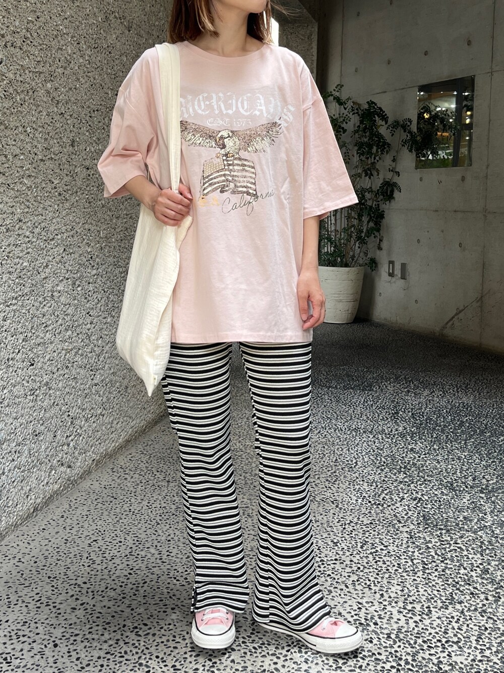 「プチプラ、夏コーデ、夏だ！Tシャツ着よう！、サンダル、淡色コーデ、トートバッグ、スニーカー、シンプルスタイル、休日コーデ、ラフ、ボーダー、リラックススタイル、リラックスパンツ、ピンクコーデ、カジュアル」｜「anap mimpiのイーグルプリント コットン ビッグTシャツ（Tシャツ/カットソー、ピンク系）」を使った、Nakamuraさん（レディース・157cm）の夏コーディネートの1枚目の写真