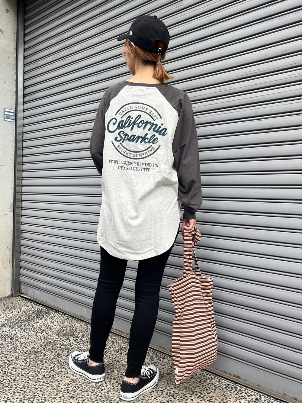 「秋っぽコーデ更新中、キャップ、モノトーン、プチプラ、スニーカー、シンプルスタイル、スキニーパンツ、ブラックスキニー、ラグランTシャツ、ロンT、秋コーデ、トートバッグ、ニューエラ、ラクチンコーデ、カジュアルコーデ」｜「ANAPのリングジップストレッチスキニーパンツ（その他パンツ、ブラック系）」を使った、Nakamuraさん（レディース・157cm）の秋コーディネートの1枚目の写真