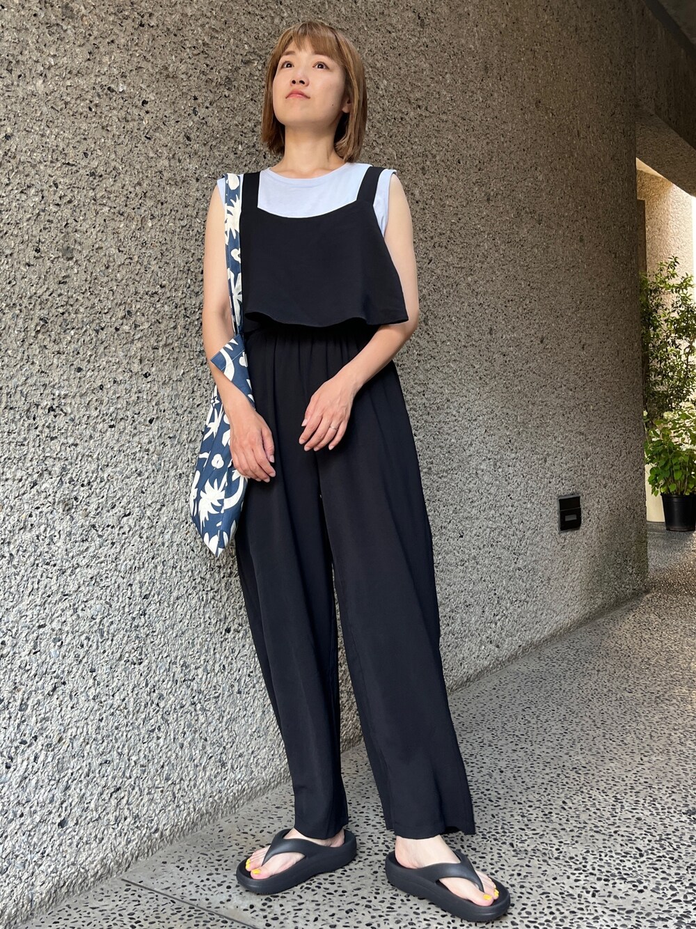 「レイヤードスタイル、夏コーデ、フェスコーデ、トートバッグ、サンダル、きれいめカジュアル、プチプラ、タンクトップ、お出かけコーデ、大人コーデ、ノースリーブ、オールインワン、サロペット、ラクチンコーデ、ママコーデ」｜「anap mimpiのバックリボンウエスト切替オールインワン（サロペット/オーバーオール、ブラック系）」を使った、Nakamuraさん（レディース・157cm）の夏コーディネートの1枚目の写真