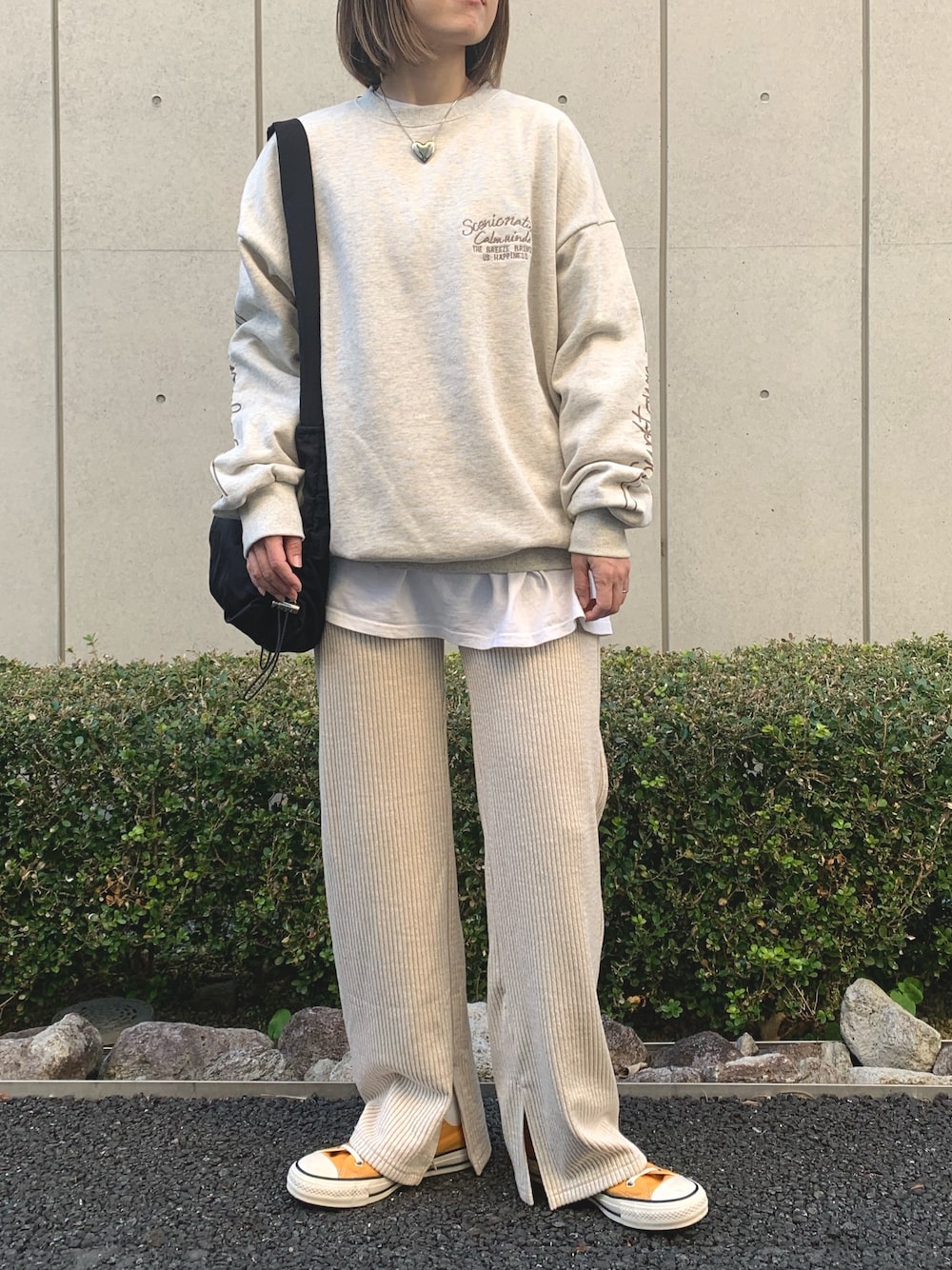 「大人カジュアル、シンプルコーデ、淡色コーデ、リラックススタイル、ゆるコーデ、オフホワイト、コンバース、mimpi、レイヤードスタイル、スニーカー、オトナ女子、ハートネックレス、スウェット、スリットパンツ、楽ちんコーデ」｜「anap mimpiのデニム刺繍 CALIFORNIA　裏毛 スウェット トレーナー（スウェット、ホワイト系）」を使った、Nakamuraさん（レディース・157cm）の冬コーディネートの1枚目の写真