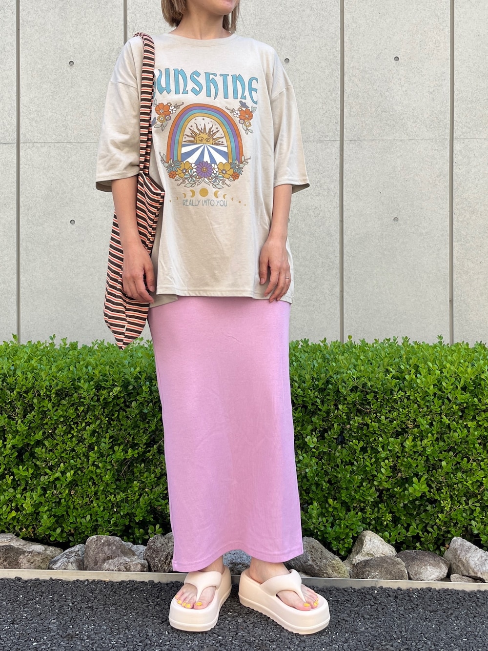 「レイヤードスタイル、夏コーデ、夏だ！Tシャツ着よう！、プチプラ、トートバッグ、スカート、タイトスカート、ボーダー、厚底サンダル、バックプリント、ベージュTシャツ、ピンク、ピンクコーデ、きれいめカジュアル、お出かけコーデ」｜「anap mimpiのSUN＆FLOWERプリント 半袖 ビッグ Tシャツ（Tシャツ/カットソー、ベージュ系）」を使った、Nakamuraさん（レディース・157cm）の夏コーディネートの1枚目の写真