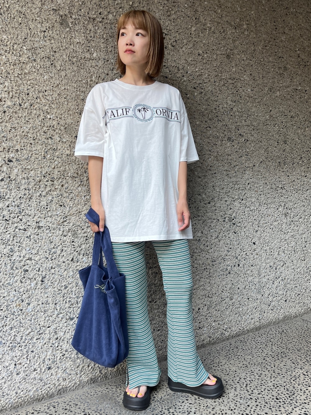 「レイヤードスタイル、夏コーデ、夏だ！Tシャツ着よう！、ボーダー、プチプラ、トートバッグ、サンダル、厚底シューズ、オトナカジュアル、Tシャツコーデ、着回しコーデ、シンプルコーデ、ロゴT、ラフ、休日コーデ」｜「anap mimpiのCALIFORNIA 刺繍 コットン ビッグ 半袖 Tシャツ（Tシャツ/カットソー、ホワイト系）」を使った、Nakamuraさん（レディース・157cm）の夏コーディネートの1枚目の写真