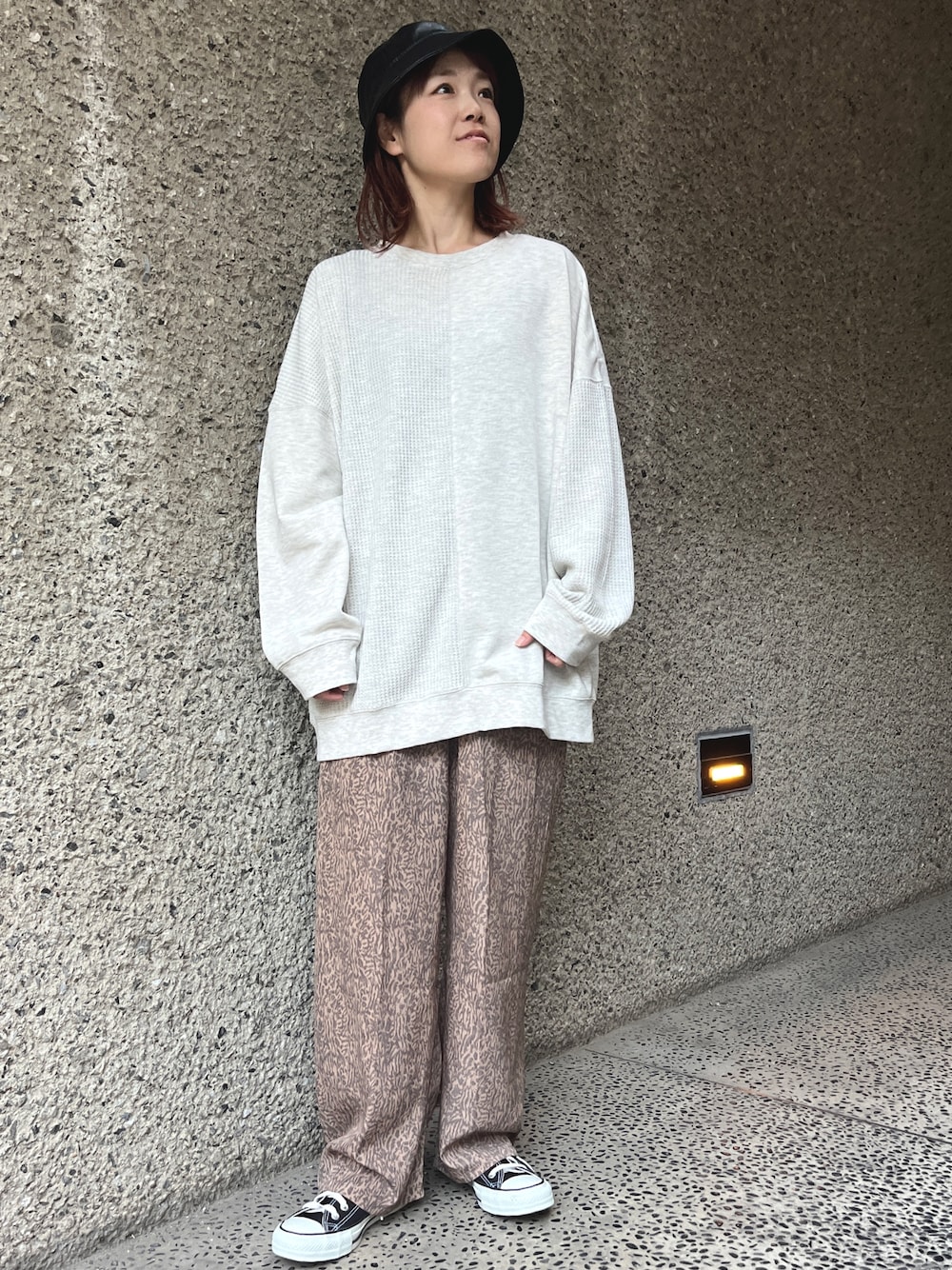 「ブラウン、レオパード、プチプラ、ワッフル、スウェット、スニーカー、コンバース、レザー、バケットハット、ママファッション、カジュアルコーデ、ゆるコーデ、大人女子、リラックススタイル、チュニック」｜「ANAPのアニマルニュアンス柄ワイドパンツ（その他パンツ、ブラウン系）」を使った、Nakamuraさん（レディース・157cm）の秋コーディネートの1枚目の写真