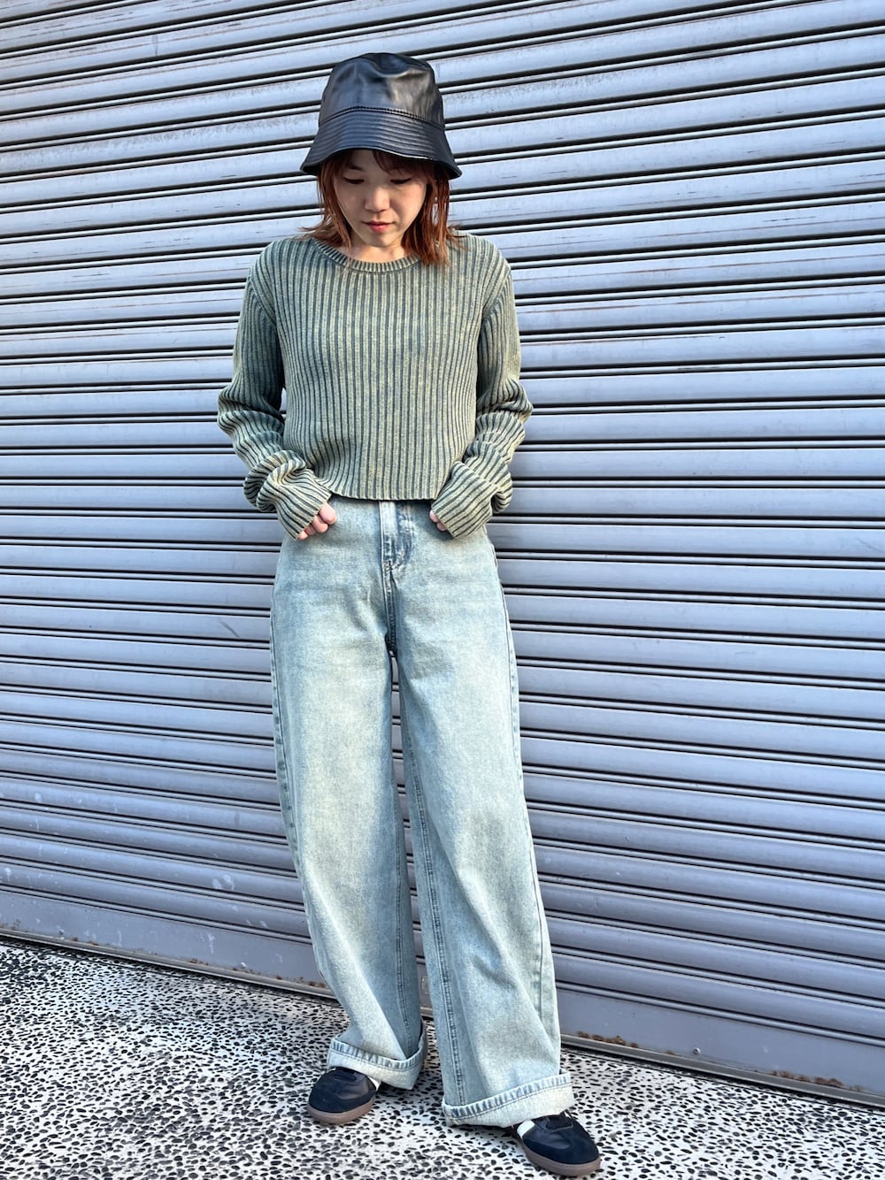 「クリスマスに着たい服、冬コーデ、マイベストコーデ2024、ニット、休日スタイル、オトナカジュアル、バケットハット、スニーカー、デニム、リブニット、レザー、カジュアル、adidas、adidas samba、おでかけコーデ」｜「ANAPのウォッシュ加工ニットトップス（ニット/セーター、グリーン系）」を使った、Nakamuraさん（レディース・157cm）の冬コーディネートの1枚目の写真