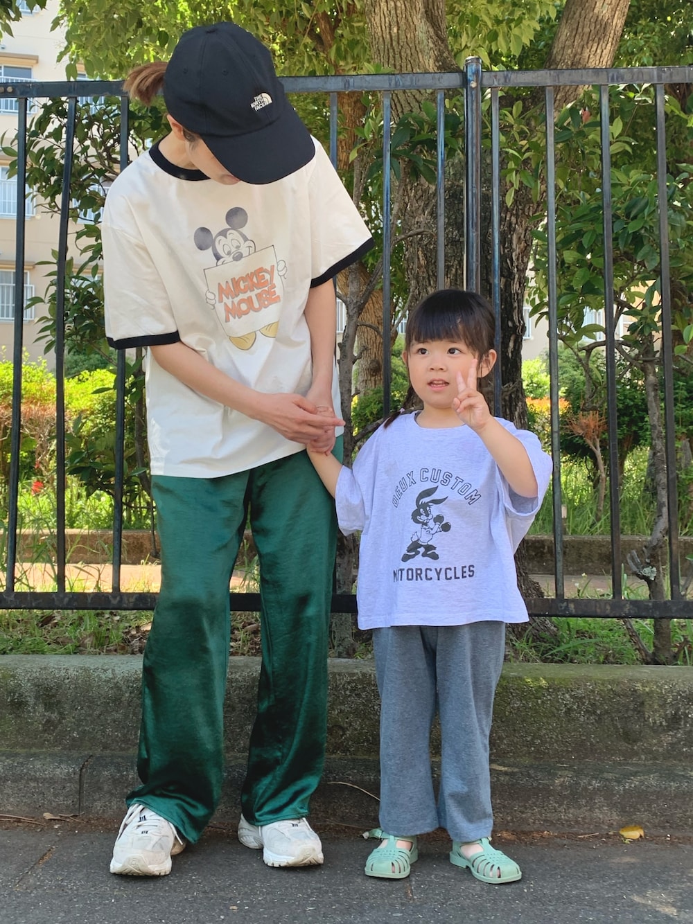 「シンプルコーデ、春夏コーデ、休日スタイル、キャップ、夏コーデ、初夏コーデ、公園スタイル、ミッキーT、ニューバランス、モンミミ、韓国子供服、ママコーデ、ノースフェイス、リンガーTシャツ、ラクチンコーデ」｜「ANAPの【ミッキーマウス】 ANAP リンガーTシャツ（Tシャツ/カットソー、ホワイト系）」を使った、Nakamuraさん（レディース・157cm）の春コーディネートの1枚目の写真