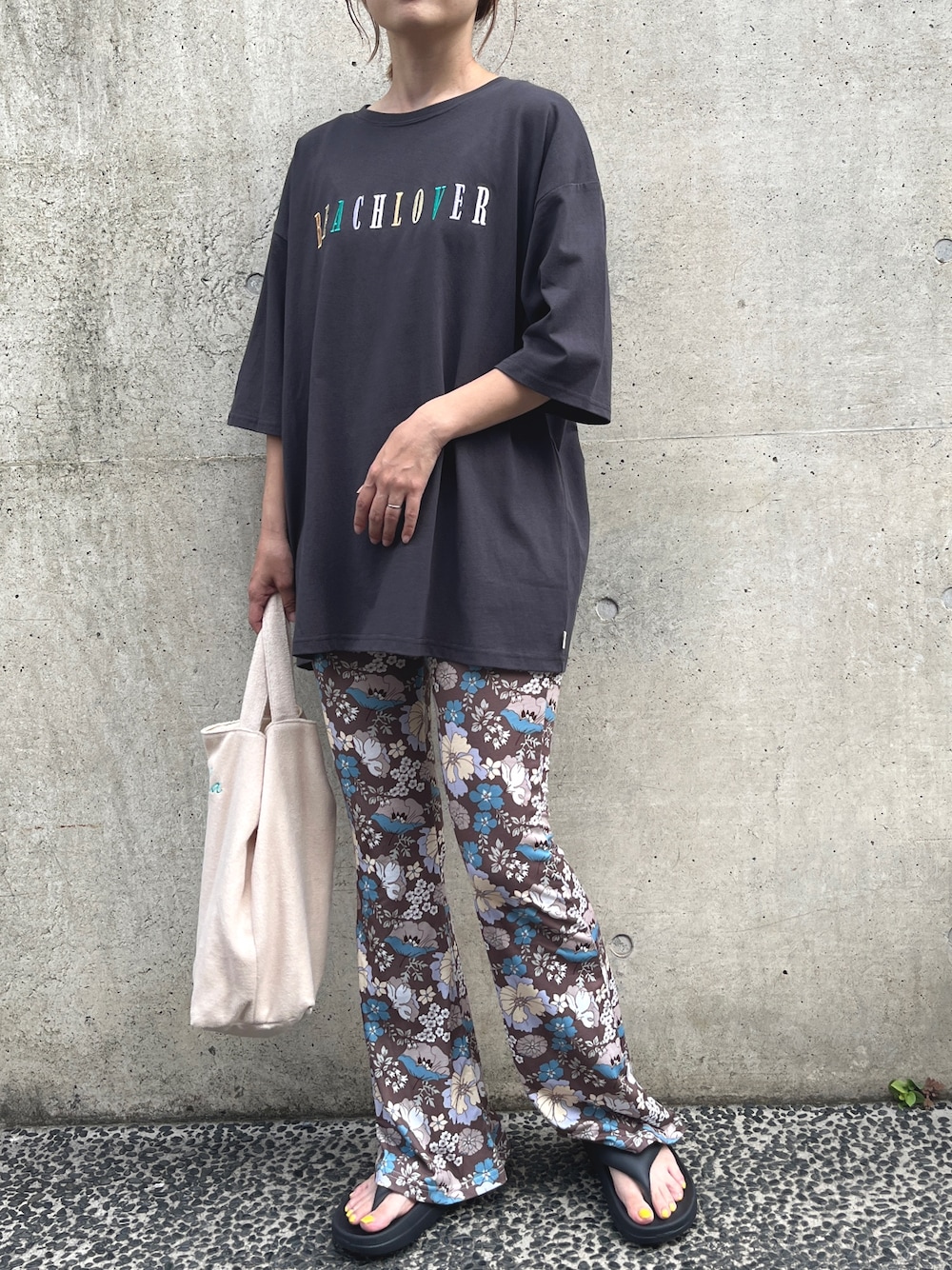 「ロゴT、テーマパークコーデ、おしゃ見えテクニック、夏コーデ、サンダル、休日スタイル、Tシャツ、ハート、フレアパンツ、花柄、トートバッグ、ビーサン、ダークカラー、ママコーデ、夏だ！Tシャツ着よう！」｜「anap mimpiのカラフル刺繍 ハートポイント コットン ビッグTシャツ（Tシャツ/カットソー、グレー系）」を使った、Nakamuraさん（レディース・157cm）の夏コーディネートの1枚目の写真
