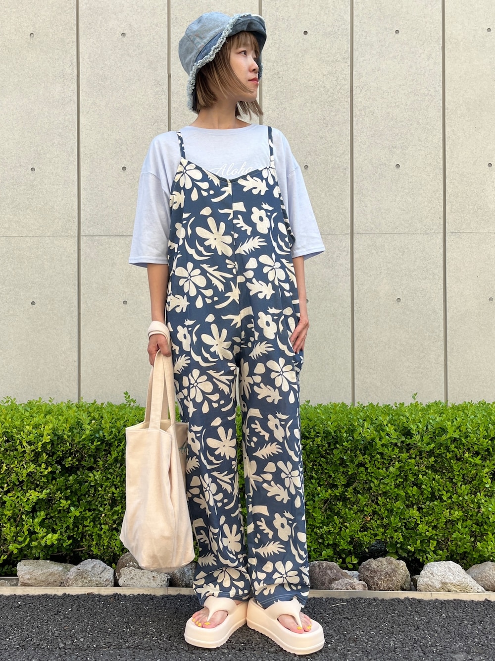 「レイヤードスタイル、夏コーデ、フェスコーデ、夏だ！Tシャツ着よう！、プチプラ、トートバッグ、サンダル、厚底シューズ、バケットハット、お出かけコーデ、大人可愛い、オールインワン、サロペット、花柄、厚底サンダル」｜「anap mimpiのALOHA HONOLULU プリント ビッグTシャツ（Tシャツ/カットソー、ブルー系）」を使った、Nakamuraさん（レディース・157cm）の夏コーディネートの1枚目の写真