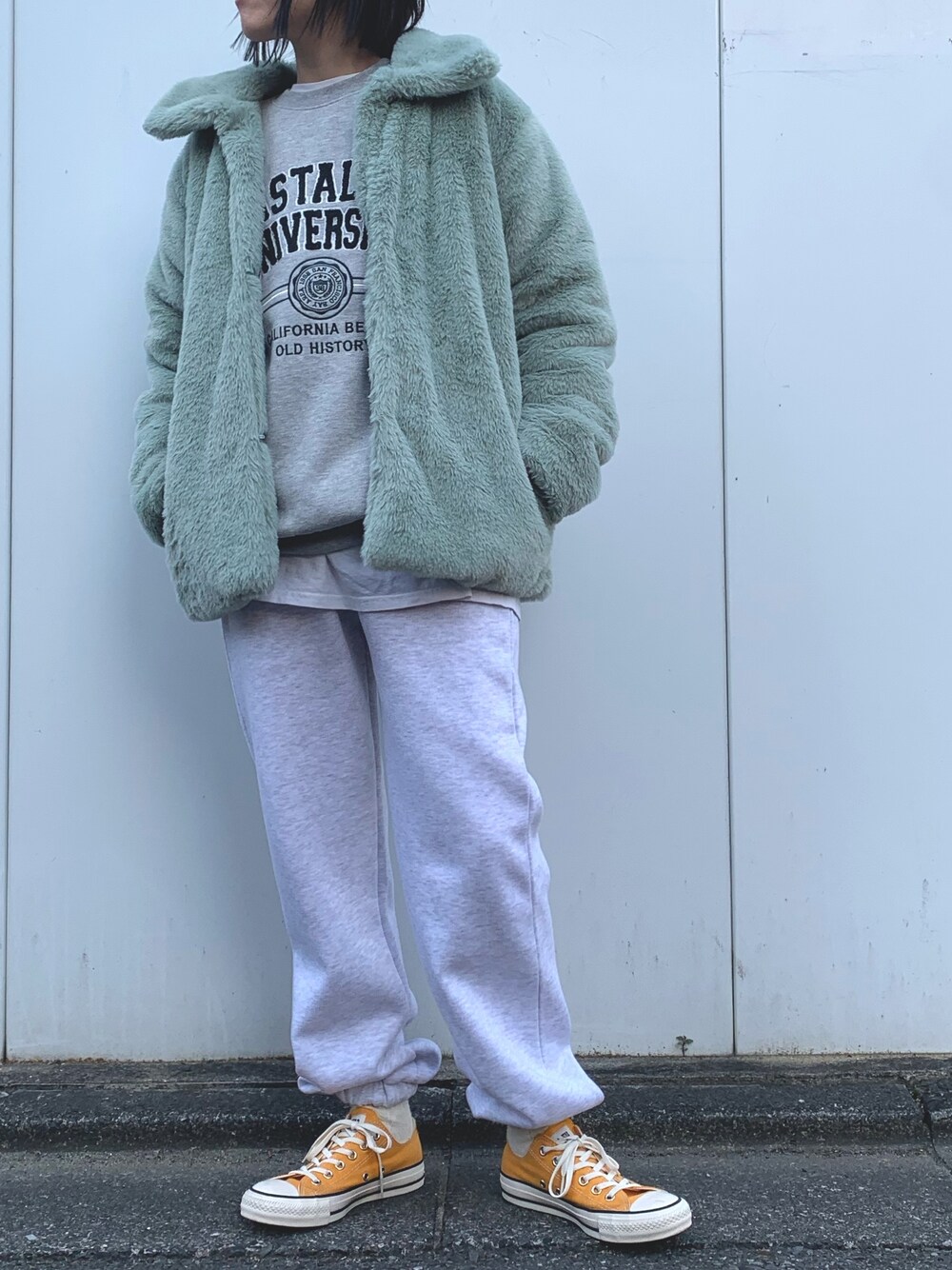 「スウェットパンツ、スウェットコーデ、ファーコート、ミントグリーン、スウェット、オールスター、コンバース、カジュアルコーデ、スニーカー、大人カジュアル、休日コーデ、ラクチンコーデ、mimpi、プチプラ、お正月コーデ」｜「anap mimpiのステンカラーフェイクファーコート（ブルゾン、グリーン系）」を使った、Nakamuraさん（レディース・156cm）の冬コーディネートの1枚目の写真