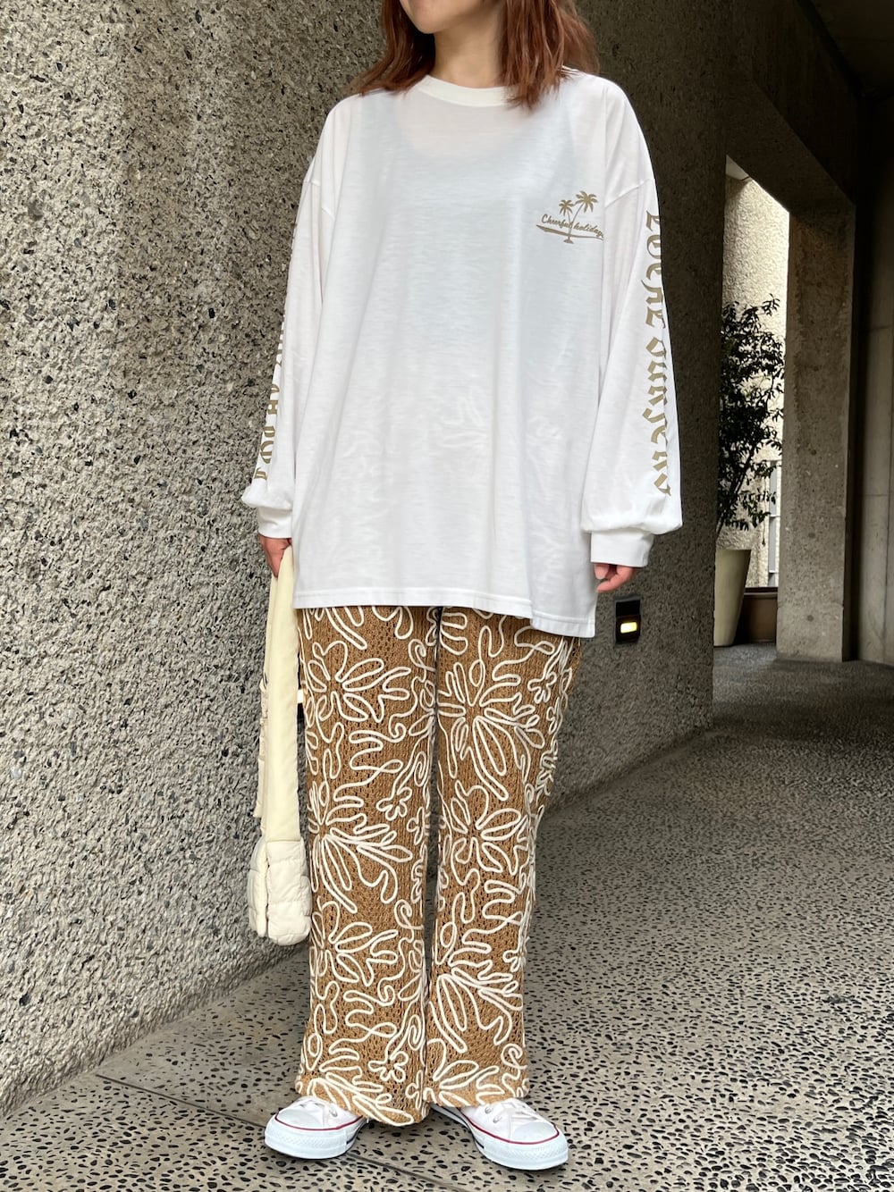 「春色、春めき満開コーデ、オトナカジュアル、パンツコーデ、シンプルスタイル、スニーカーコーデ、パンツスタイル、レースパンツ、ロンT、バックプリント、コンバース、コンバース オールスター、スニーカー、白スニーカー、ロンTコーデ」｜「anap mimpiのチェッカー サーフ 袖ロゴ プリント ビッグ 長袖 ロンT（Tシャツ/カットソー、ホワイト系）」を使った、Nakamuraさん（レディース・157cm）の春コーディネートの1枚目の写真