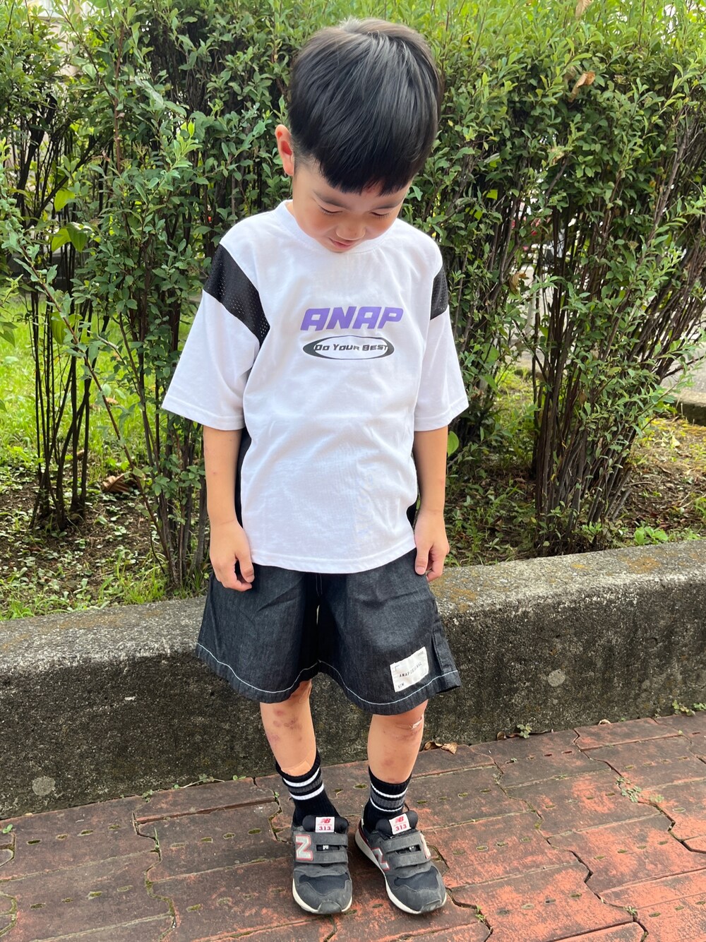 「キッズコーデ、男の子コーデ、カジュアル、韓国子供服、休日スタイル、夏コーデ、Tシャツ×デニム、ハーフパンツ、ロゴT、ニューバランス、ニューバランス313、通学コーデ、ブラックデニム、白Tシャツ、むすこーで」｜「ANAP kidsのサイド切替ビッグTシャツ（Tシャツ/カットソー、ホワイト系）」を使った、Nakamuraさん（キッズ・115cm）の夏コーディネートの1枚目の写真