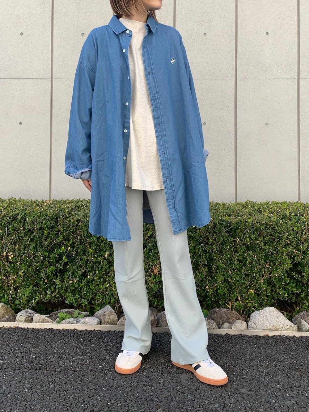 「デニムシャツ、リブパンツ、スニーカー、カラーパンツ、春コーデ、プチプラ、パステルカラー、ラクチンコーデ、オトナカジュアル、春、大人女子、リラックススタイル、ロンT、adidas spezial、adidas」｜「anap mimpiのウエストギャザーワッフルフレアパンツ（その他パンツ、グリーン系）」を使った、Nakamuraさん（レディース・157cm）の春コーディネートの1枚目の写真