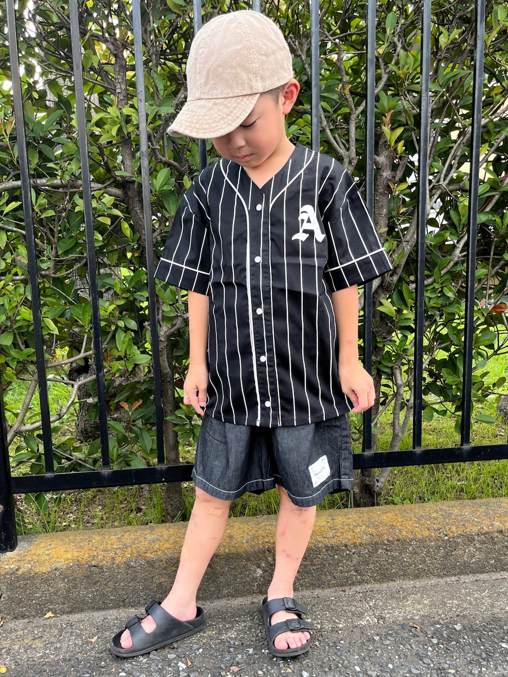 「韓国子供服、キャップ、キッズコーデ、こどもコーデ、シャツスタイル、ハーフパンツ、デニム、サンダル、ショートパンツ、夏休み、夏休みコーデ、休日スタイル、スポーツミックス、シンプル、キッズファッション」｜「ANAP kidsのベースボール風半袖シャツ（シャツ/ブラウス、ブラック系）」を使った、Nakamuraさん（キッズ・115cm）の夏コーディネートの1枚目の写真