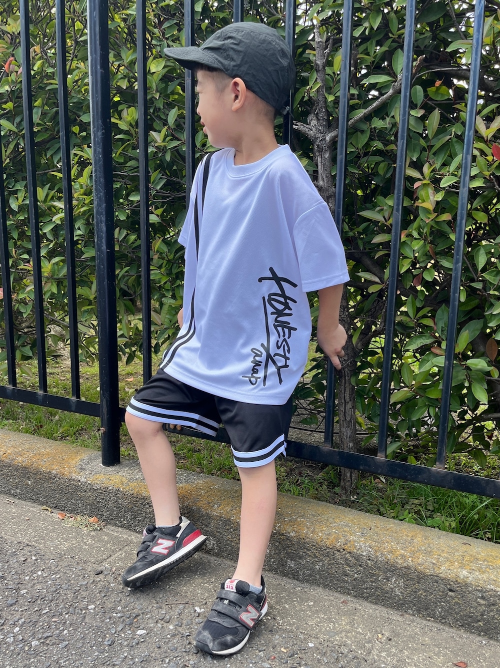「ロゴT、Tシャツ、ラインパンツ、ライン、プチプラコーデ、男の子コーデ、男の子、ニューバランス、スニーカー、キャップ、韓国子供服、ハーフパンツ、モノトーン、キッズコーデ、通学コーデ」｜「ANAP kidsの速乾スポーティラインビッグTシャツ（Tシャツ/カットソー、ホワイト系）」を使った、Nakamuraさん（キッズ・115cm）の夏コーディネートの1枚目の写真