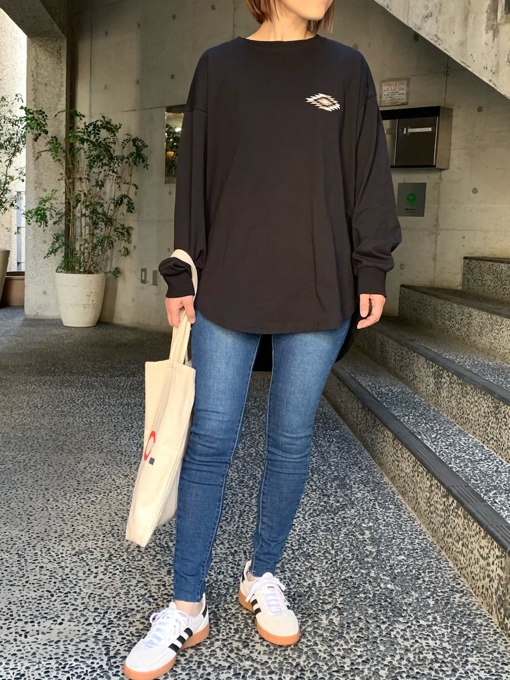 「オルテガ、スキニーデニム、スキニー、デニム、シンプルコーデ、スニーカー、adidas spezial、adidas、ロンT、パンツスタイル、トートバッグ、ラクチンコーデ、オルテガ柄、黒、バックプリント」｜「anap mimpiのオルテガ 刺繍 ラウンドヘム 長袖 ロンT（Tシャツ/カットソー、ブラック系）」を使った、Nakamuraさん（レディース・157cm）の春コーディネートの1枚目の写真