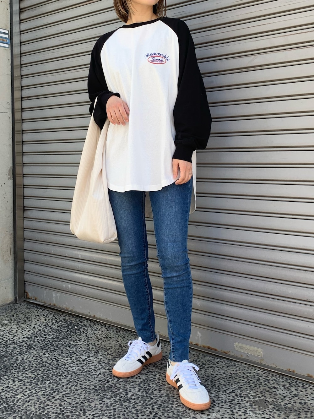 「休日スタイル、カジュアルコーデ、シンプルコーデ、デニム、スニーカー、春コーデ、スキニーデニム、ラグランTシャツ、adidas spezial、プチプラ、大人カジュアル、ママコーデ、mimpi、刺繍トップス、楽チンコーデ」｜「anap mimpiのメッセージ刺繍 ラグラン 配色 長袖 ロンT（Tシャツ/カットソー、ホワイト系）」を使った、Nakamuraさん（レディース・157cm）の春コーディネートの1枚目の写真