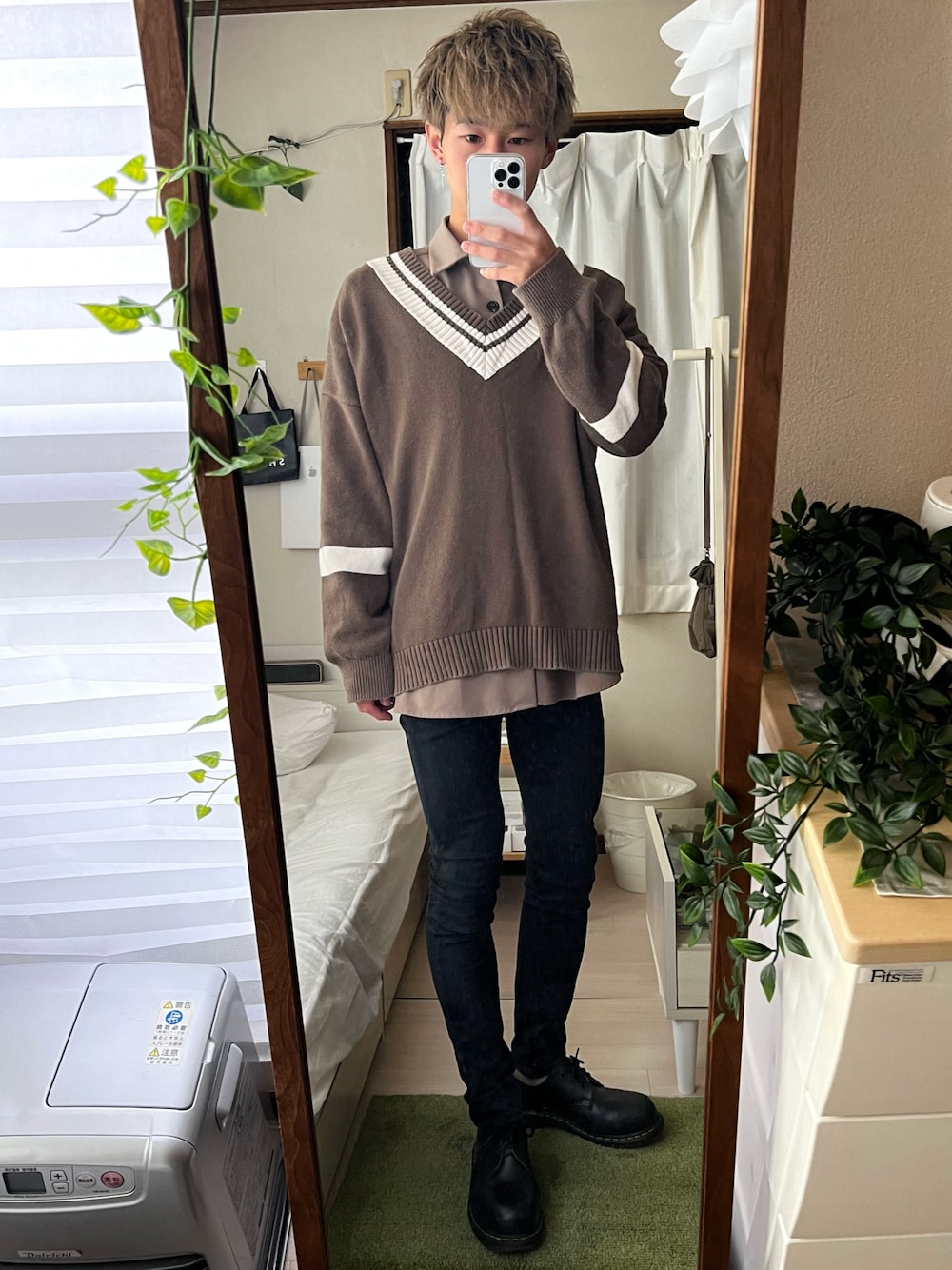 グリーン系のニット/セーター、ブラック系のパンツ、ブラック系のドレスシューズを着用したメンズの秋コーディネートの1枚目の写真