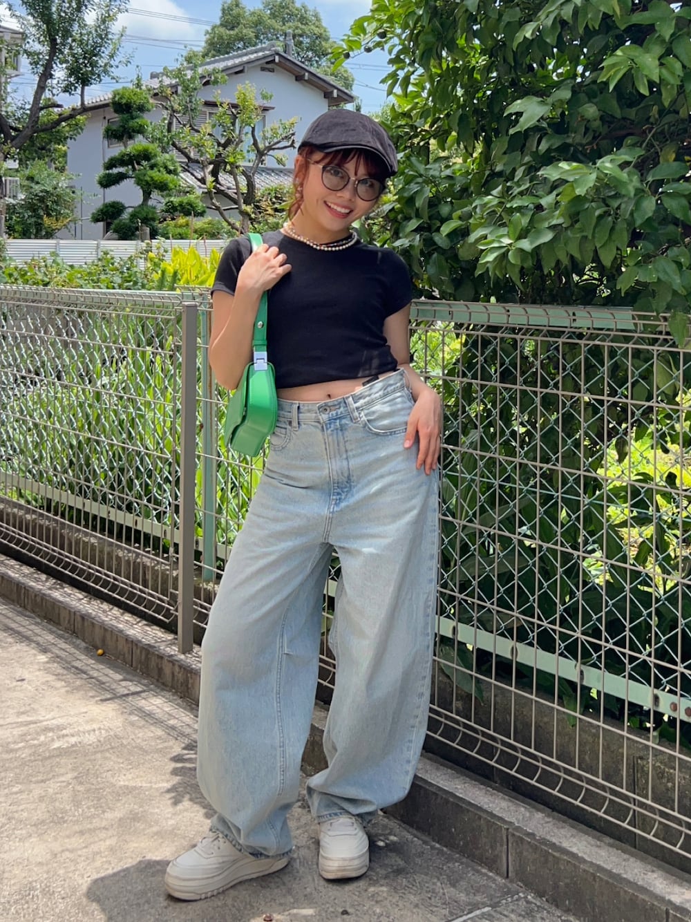 「きれいめカジュアル、夏だ！Tシャツ着よう！、さらっと晴れやかスナップ、ボーイッシュ、デニム、クロップドトップス、ユニクロ、スニーカー、夏、グリーン、低身長、低身長コーデ、ootd、シンプルスタイル、サングラス」｜「UNIQLOのアイテム（Tシャツ/カットソー、ブラック系）」を使った、AIRIさん（レディース・146cm）の夏コーディネートの1枚目の写真