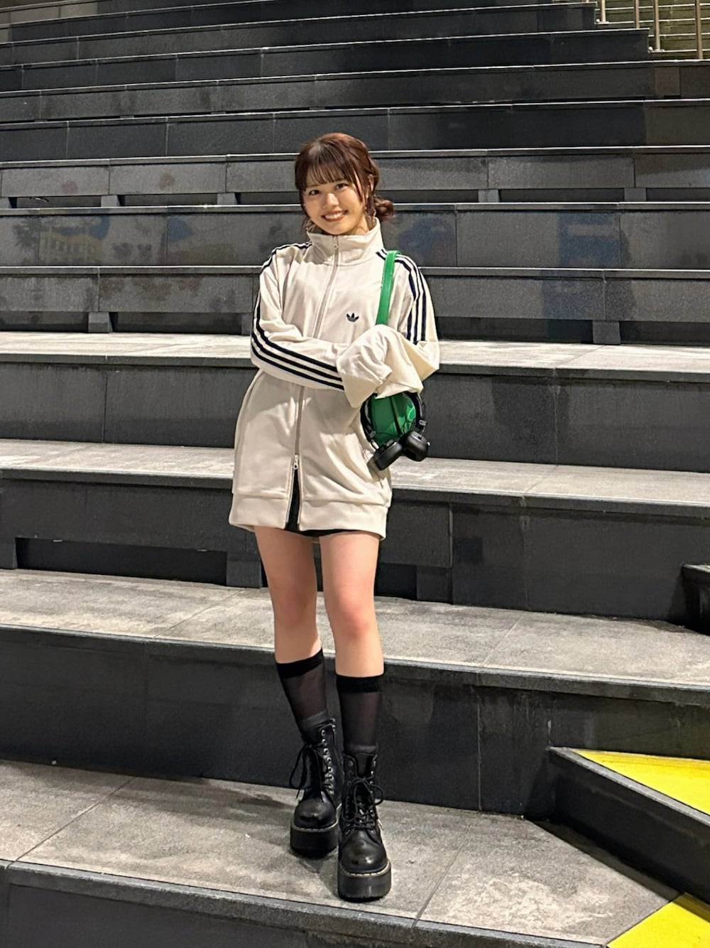 「春のおしゃ見えテクニック、春ファッション、adidas、adidas originals、ブーツ、ミニスカート、低身長、低身長コーデ、グリーン、スポーツミックス、トラックジャケット、ジャージ、ラクチンコーデ、春」｜「adidas Originalsの【adidas originals / アディダス オリジナルス】BB TRACKTOP / トラックジャケット（ジャージ、ホワイト系）」を使った、AIRIさん（レディース・146cm）の春コーディネートの1枚目の写真