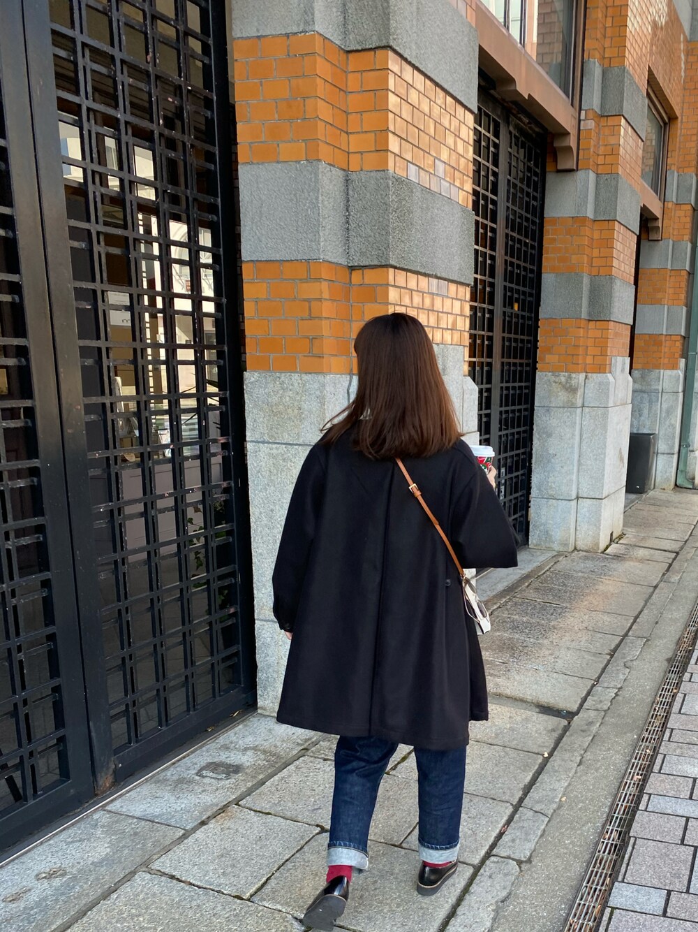 「シンプルコーデ、お出かけコーデ、大人かわいい、ビッグシルエット、デニムパンツ、冬コーデ、ローファー、カラーソックス、プリーツコート、ブラックコーデ」｜「FREAK'S STOREのウーリースタンドカラーフレアミニコート（その他アウター、ブラック系）」を使った、suzuさん（レディース・165cm）の秋コーディネートの1枚目の写真