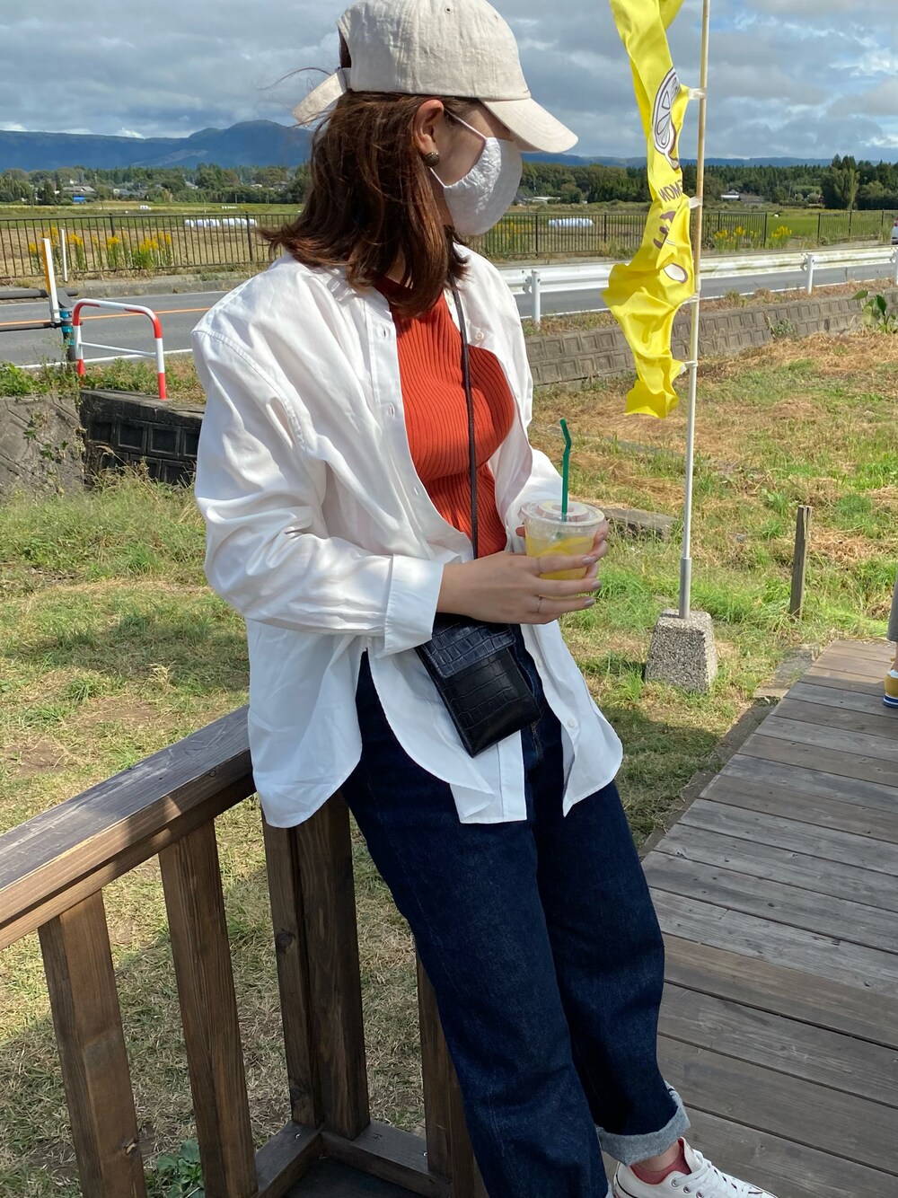 「休日コーデ、秋コーデ、カジュアル、デニム、白シャツ、キャップ、コンバース、白スニーカー」｜「FREAK'S STOREのハイウエストデニム（デニムパンツ、ブルー系）」を使った、suzuさん（レディース・165cm）の秋コーディネートの1枚目の写真