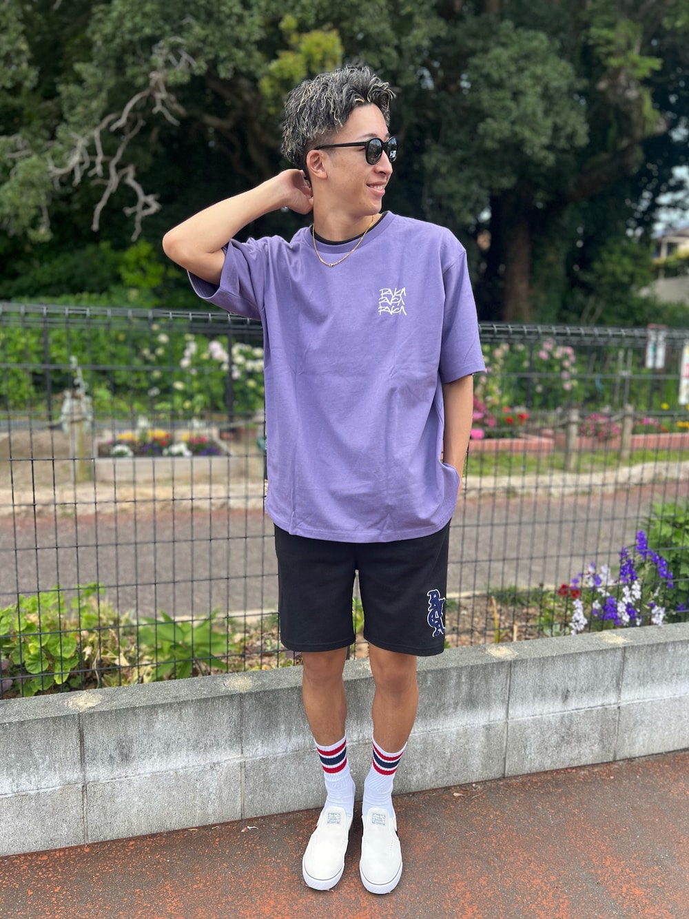 「夏コーデ、メンズコーデ、夏だ！Tシャツ着よう！、rvca」｜「RVCAのRVCA/ルーカ 半袖Tee オーバーサイズ バックプリント ユニセックス BE04A-233（Tシャツ/カットソー、パープル系）」を使った、rikutoさん（メンズ・180cm）の夏コーディネートの1枚目の写真