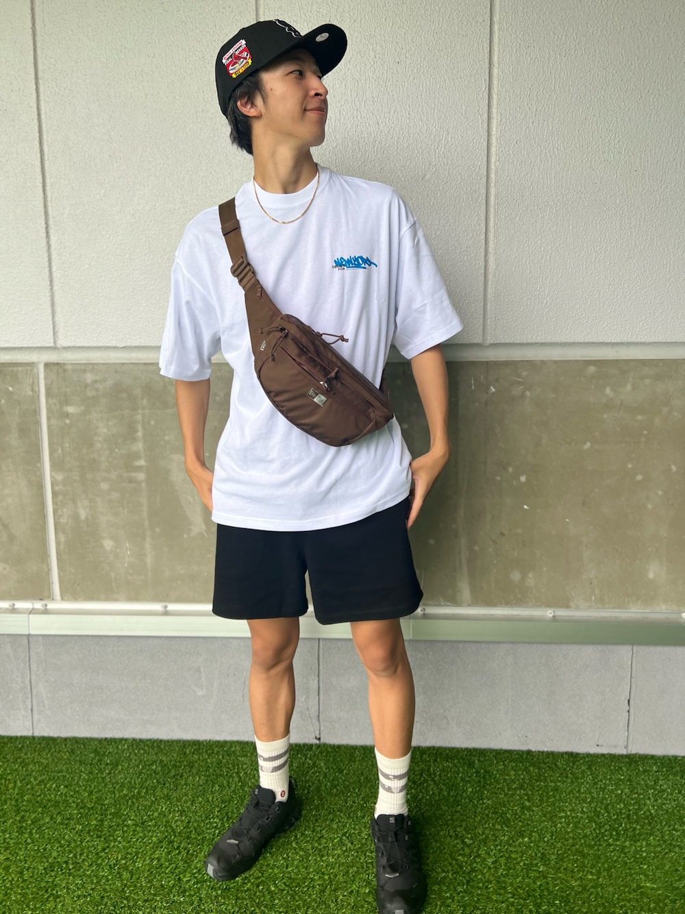 「ロゴT、メンズファッション、NEW ERA、サロモン、休日スタイル」｜「NEW ERAのアイテム（キャップ、ブラック系）」を使った、rikutoさん（メンズ・180cm）の春コーディネートの1枚目の写真