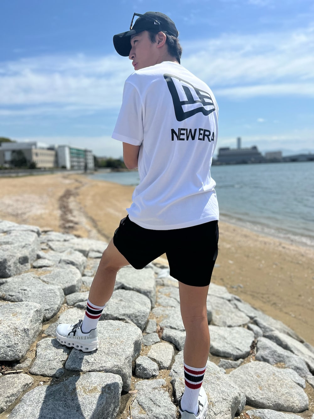 「NEW ERA、On、休日スタイル、大人カジュアル」｜「OnのOn / Cloudmonster（スニーカー、ホワイト系）」を使った、rikutoさん（メンズ・180cm）の夏コーディネートの1枚目の写真