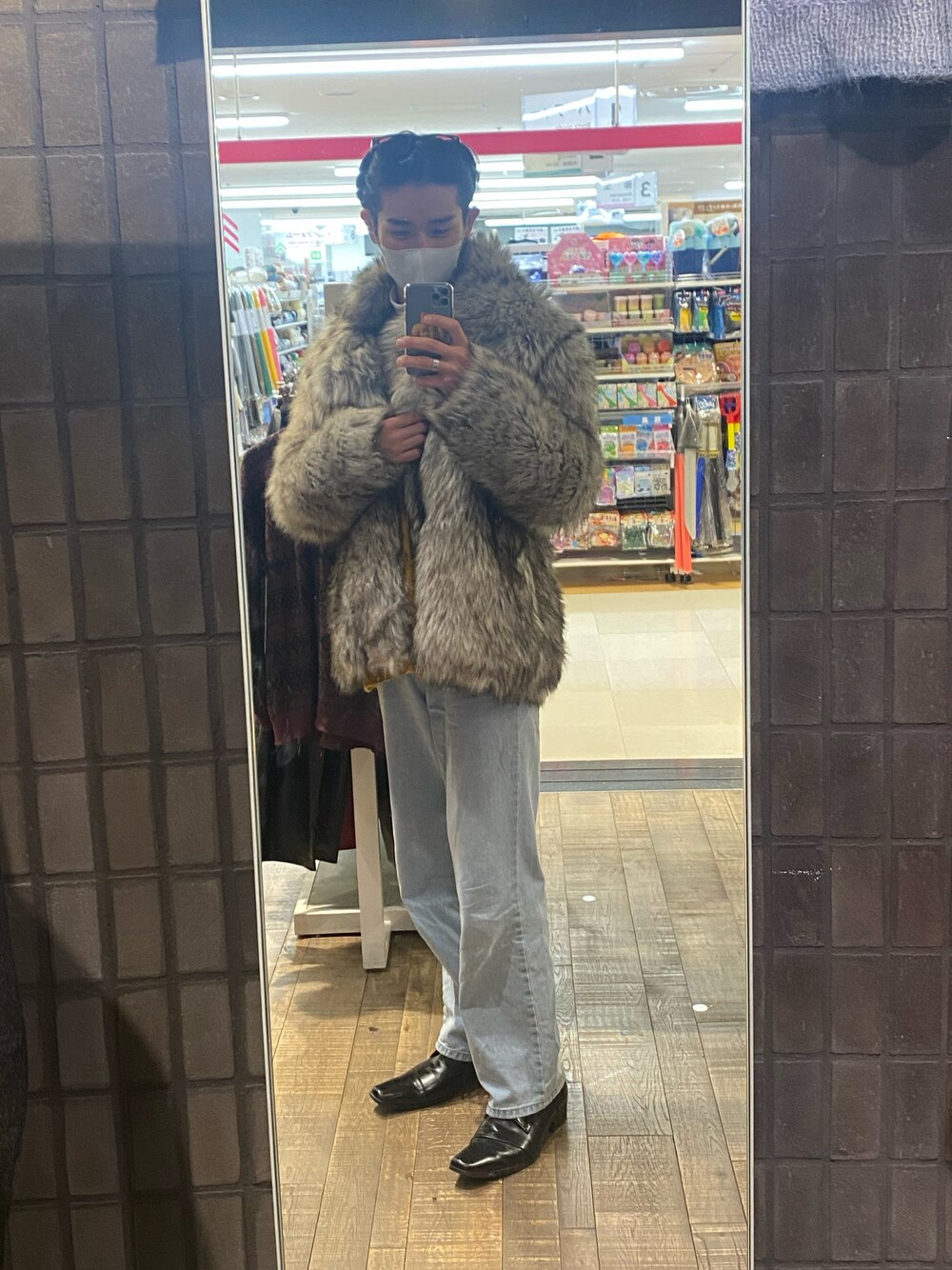 「ファー、ファーコート、ファーベスト、大人コーデ、デニムパンツ、デニム、大人カジュアル、秋冬コーデ、皮靴、ootd、いいね、save、フォローお願いします🤑、大学生、古着MIX、ファッション好きと繋がりたい、お洒落さんとつながりたい」｜「ZARAのアイテム（デニムパンツ、ブルー系）」を使った、しゅうとさん（メンズ・175cm）の秋コーディネートの1枚目の写真