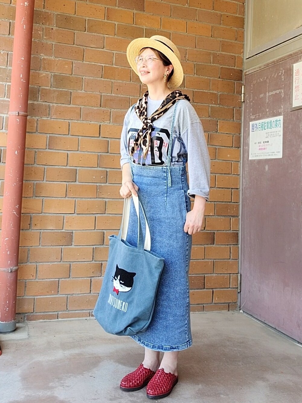 グレー系のTシャツ/カットソー、ブルー系のデニムスカート、その他のトートバッグを着用したレディースの春コーディネートの1枚目の写真