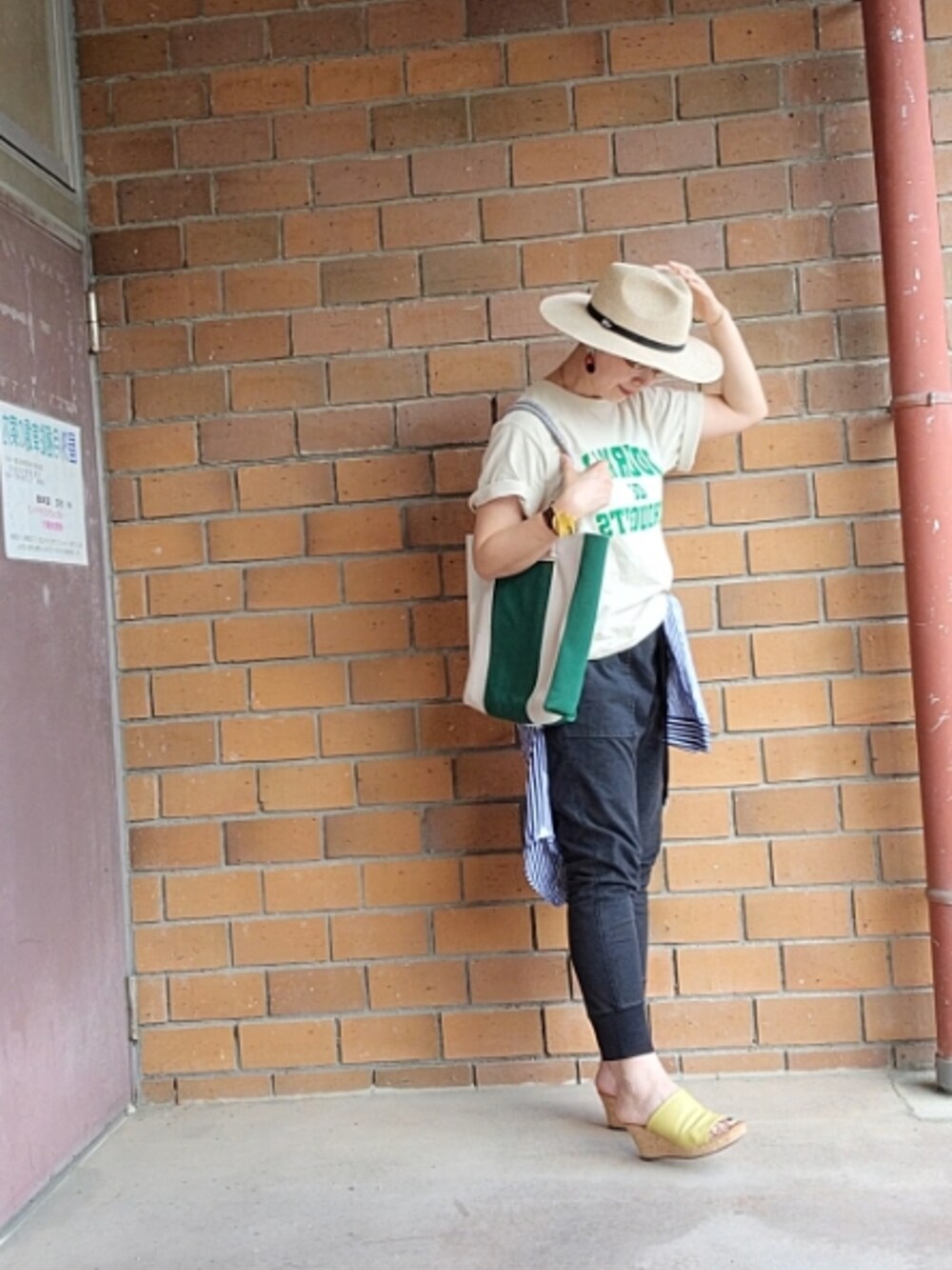 ベージュ系のTシャツ/カットソー、ブルー系のシャツ/ブラウス、ブラック系のスウェットパンツを着用したレディースの夏コーディネートの1枚目の写真