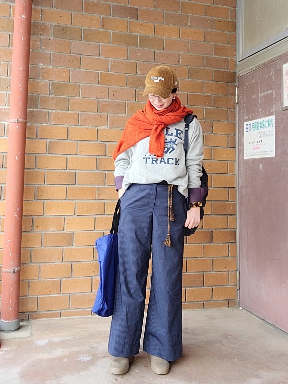 グレー系のスウェット、ブルー系のバックパック/リュック、ブルー系のエコバッグ/サブバッグを着用したレディースの春コーディネートの2枚目の写真