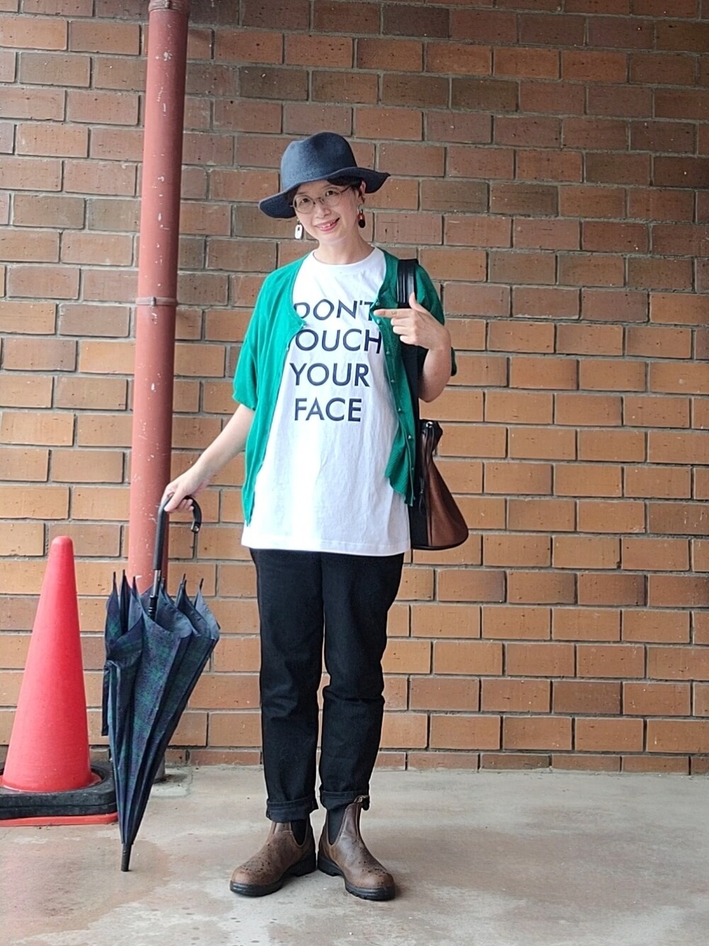 グリーン系のカーディガン/ボレロ、ホワイト系のTシャツ/カットソー、ブラウン系のブーツを着用したレディースの夏コーディネートの1枚目の写真