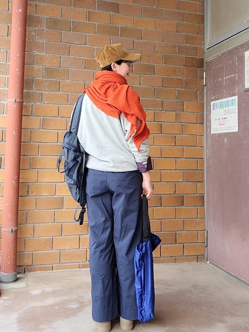 グレー系のスウェット、ブルー系のバックパック/リュック、ブルー系のエコバッグ/サブバッグを着用したレディースの春コーディネートの4枚目の写真