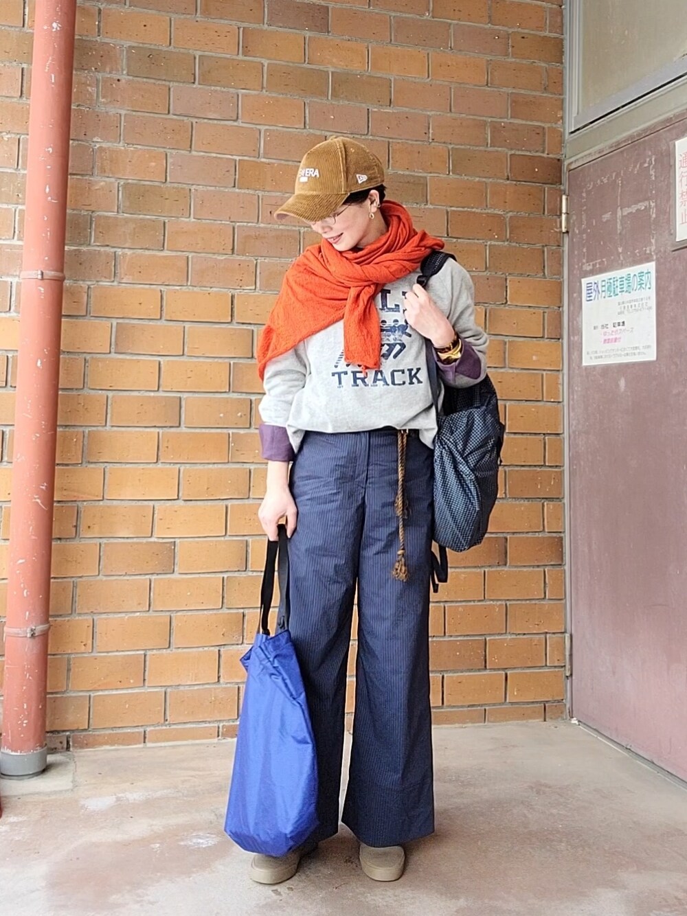 グレー系のスウェット、ブルー系のバックパック/リュック、ブルー系のエコバッグ/サブバッグを着用したレディースの春コーディネートの5枚目の写真