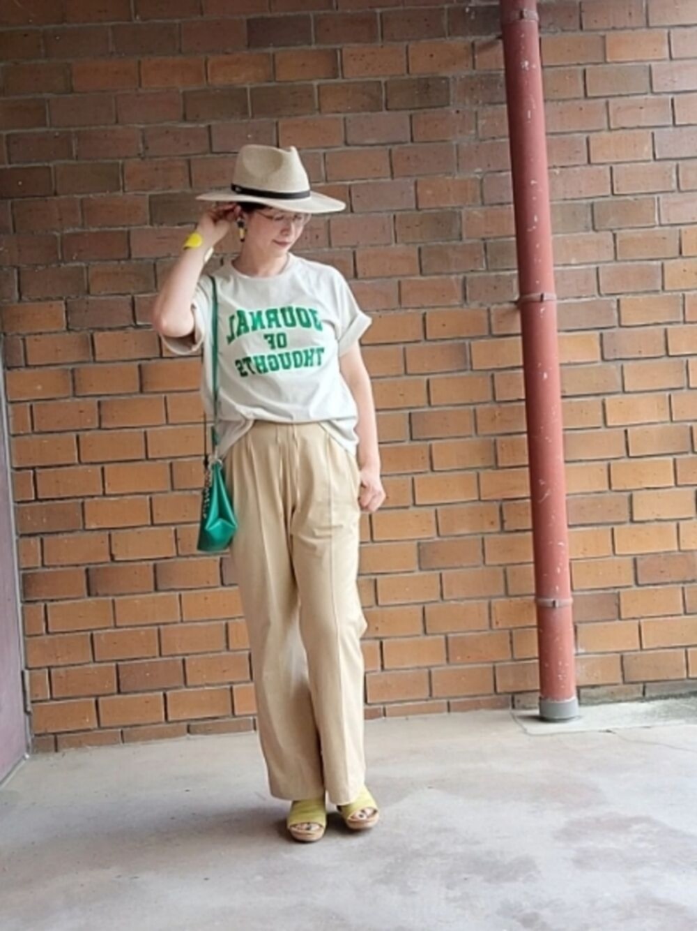 ベージュ系のTシャツ/カットソー、その他のパンツ、イエロー系のサンダルを着用したレディースの夏コーディネートの1枚目の写真