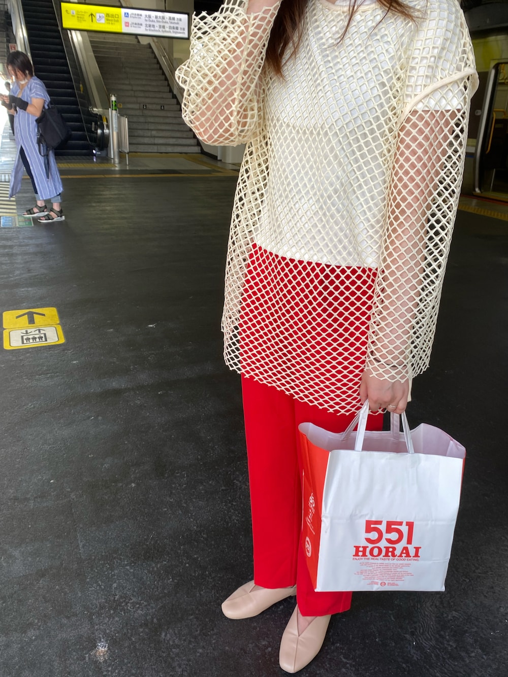 「メッシュトップス、夏だ！Tシャツ着よう！、カラーコーデ、オトナカジュアル、韓国ファッション、きれいめカジュアル、赤パンツ、白T、夏コーデ」｜「VACANCYのメッシュオーバーカットソー（Tシャツ/カットソー、ベージュ系）」を使った、jijiさん（レディース・160cm）の夏コーディネートの1枚目の写真