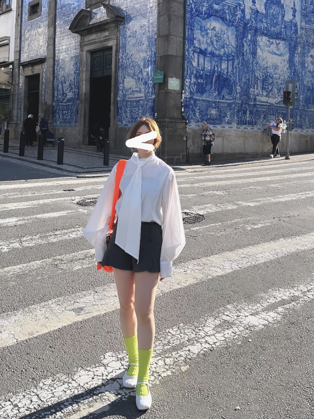 「大人ファッション、カジュアルコーデ、ショートパンツ、秋服まるっと大公開、大人女子、オトナカジュアル、きれいめカジュアル、ネオンカラー、シャツスタイル、ホワイトシャツ、ボウタイブラウス」｜「UR'Sの長袖ブラウス（シャツ/ブラウス、ホワイト系）」を使った、jijiさん（レディース・160cm）の秋コーディネートの1枚目の写真