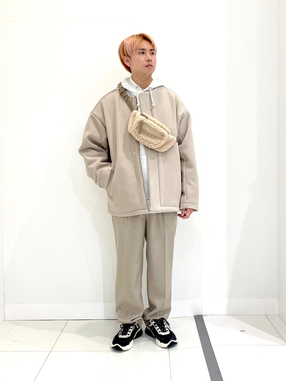 「クリスマスに着たい服、カジュアルコーデ、ジャケット、パーカー、スラックス、ボディバッグ、ワントーンコーデ、ベージュ、SENSEOFPLACE」｜「SENSE OF PLACE by URBAN RESEARCHのセンタープレスストレートパンツ（スラックス、ベージュ系）」を使った、シュンさん（メンズ・165cm）の冬コーディネートの1枚目の写真