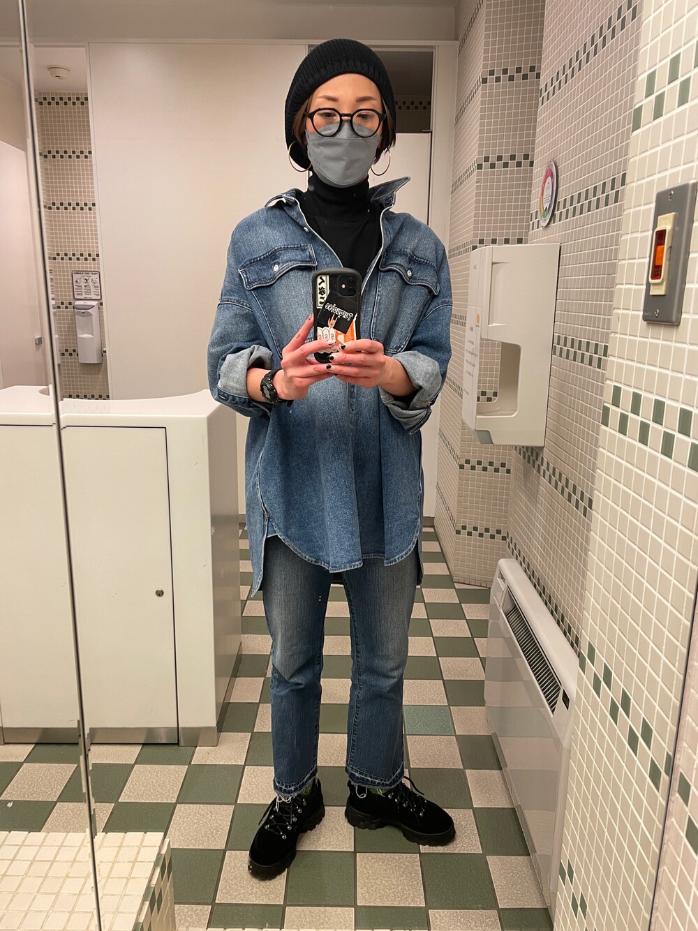 ブルー系のデニムパンツ、ブラック系のスニーカー、ブルー系のデニムジャケットを着用したレディースの春コーディネートの1枚目の写真