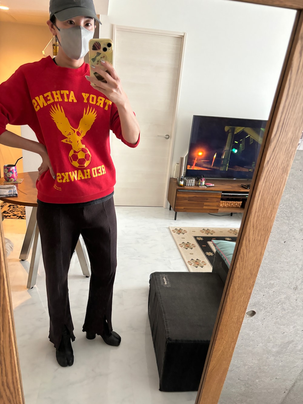 ブラック系のブーツ、ブラウン系のその他パンツ、レッド系のスウェットを着用したレディースの夏コーディネートの1枚目の写真