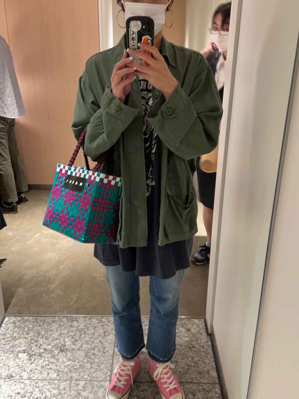 その他のトートバッグ、ブルー系のデニムパンツ、ブルー系のTシャツ/カットソーを着用したレディースの秋コーディネートの1枚目の写真