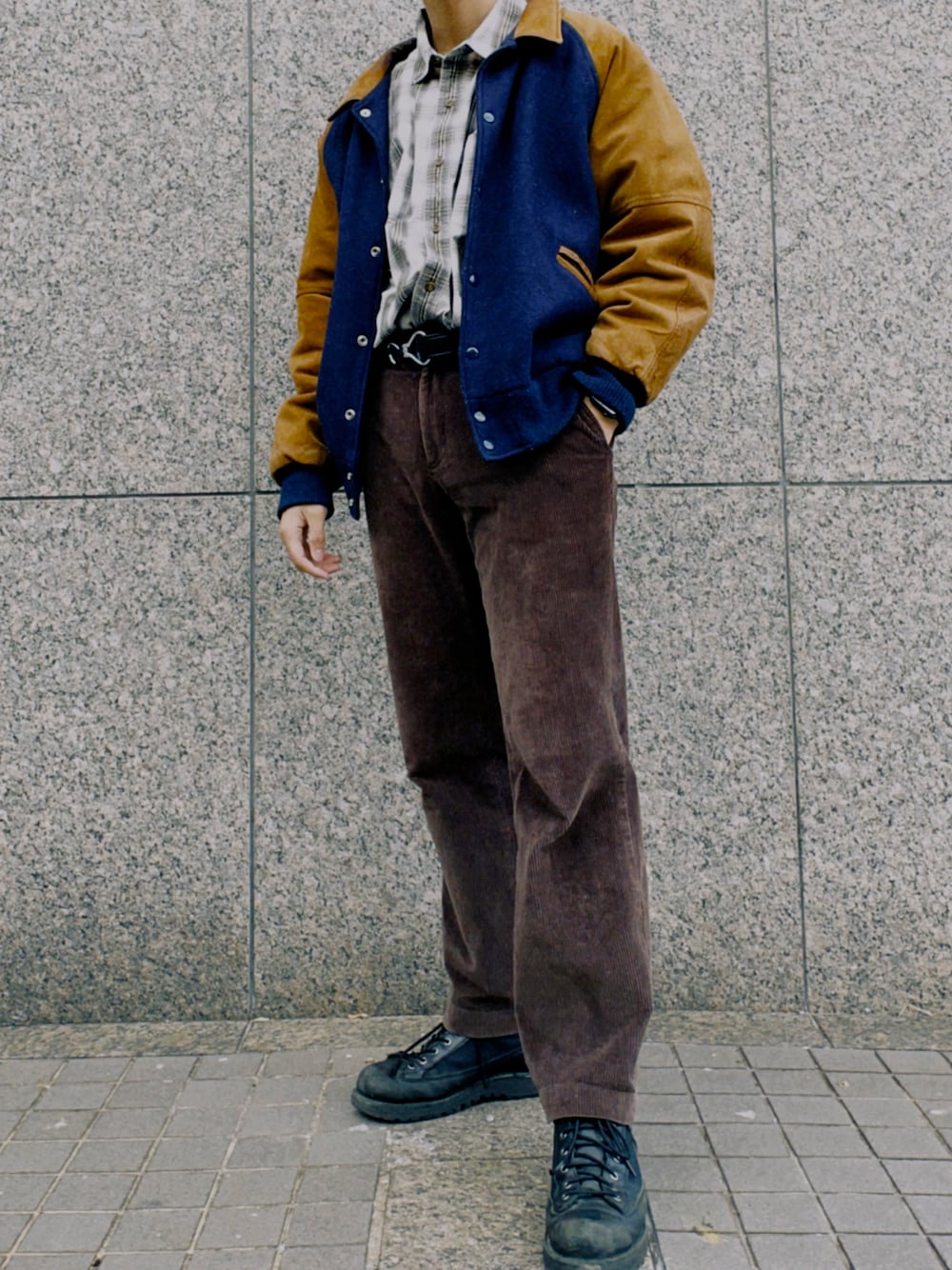 「メンズコーデ、秋冬コーデ、スタジャン、コーデュロイパンツ、タックイン、hardrockcafe、carhartt、nautica、Danner」｜「NAUTICAのアイテム（パンツ、ブラウン系）」を使った、Mattさん（メンズ・178cm）の冬コーディネートの1枚目の写真